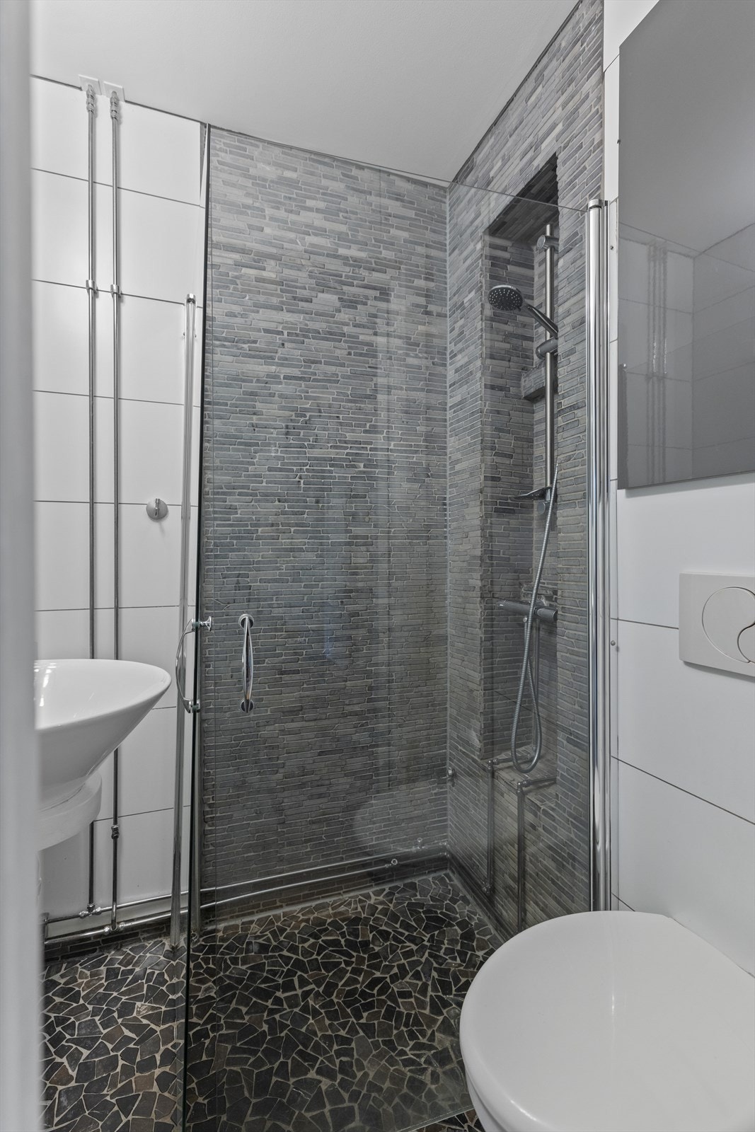 Rommet har radiator og varmekabel som varmekilde. Det er elektrisk styrt vifte. Galleribilde