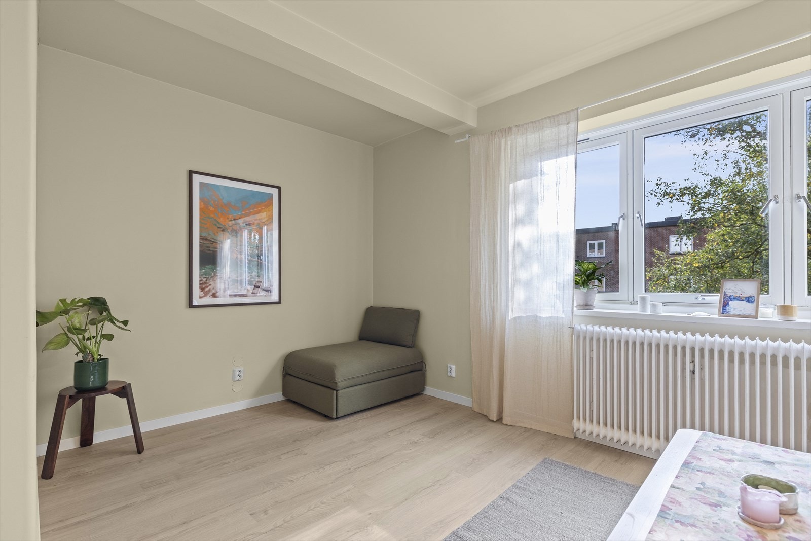 Sparklet og malt alle vegger, tak og vinduskarmer. Galleribilde