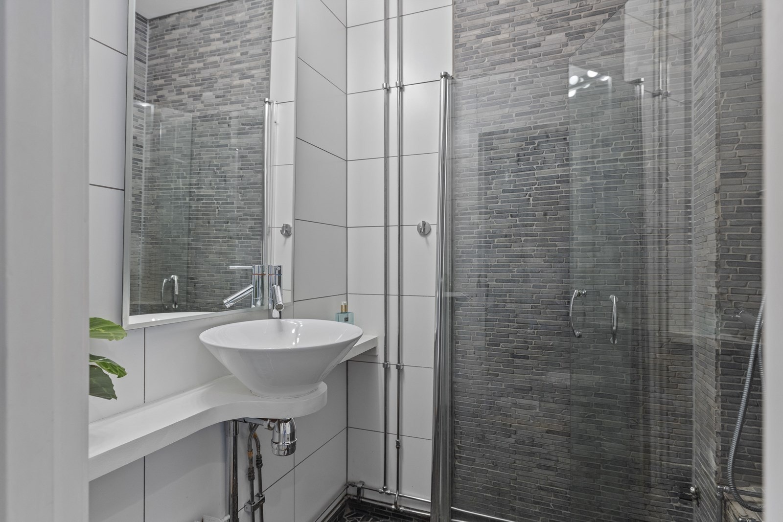 Bad som er overflateoppusset en gang mellom 2010 og 2013 med fliser og innredning. Oppgradert 2016 med nye rør. Ny servant på badet i 2025 Galleribilde