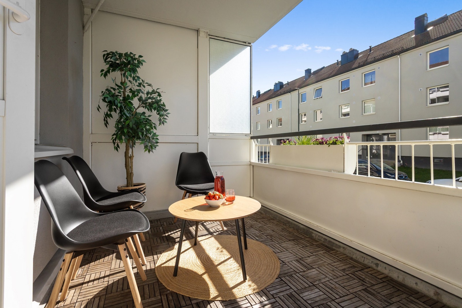 Balkongen gir fin plass til grill og utemøbler. Galleribilde