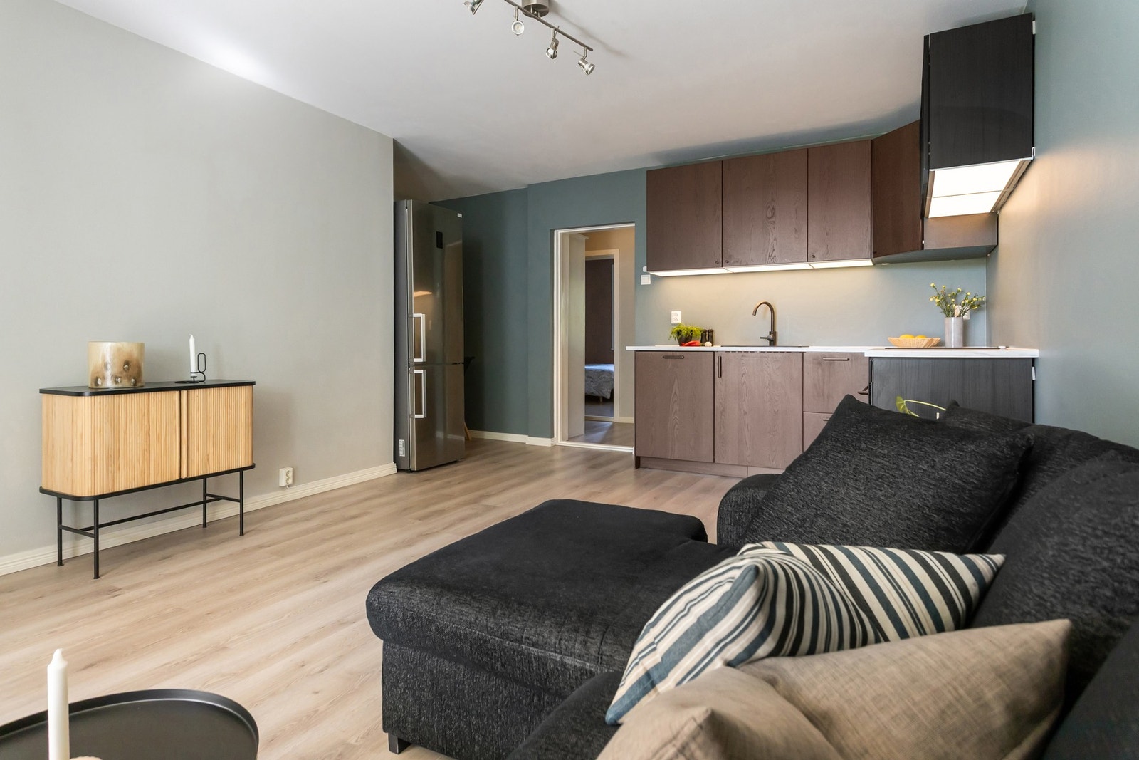 Leiligheten er malt i moderne og stilrene fargevalg. Galleribilde