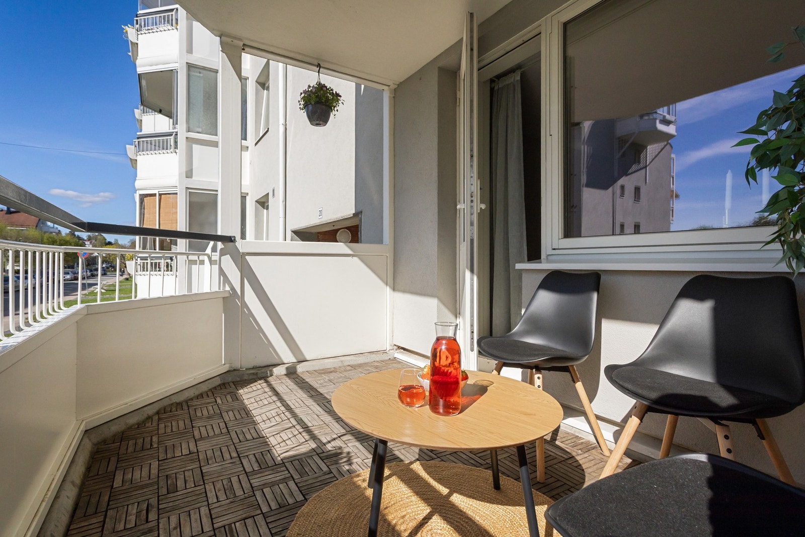 Stue med utgang til overbygget sydvestvendt balkong på ca. 7,5 m². Galleribilde