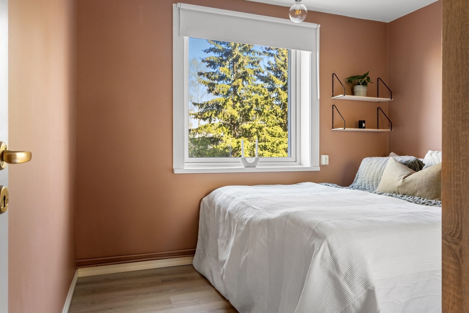 Hovedsoverommet har god plass til dobbeltseng og garderobe. Galleribilde