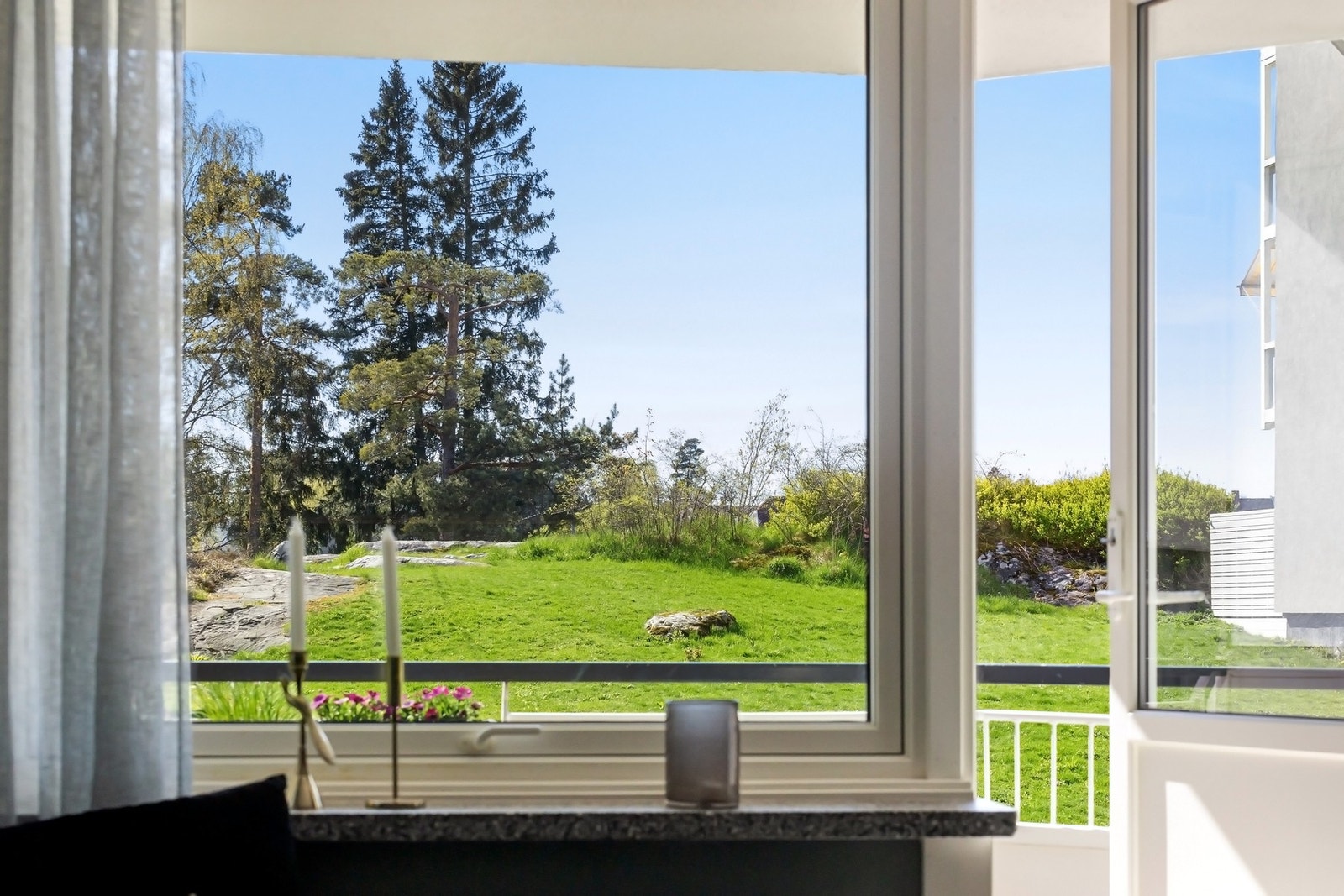 Fra stue og balkong har man åpent og luftig utsyn. Galleribilde