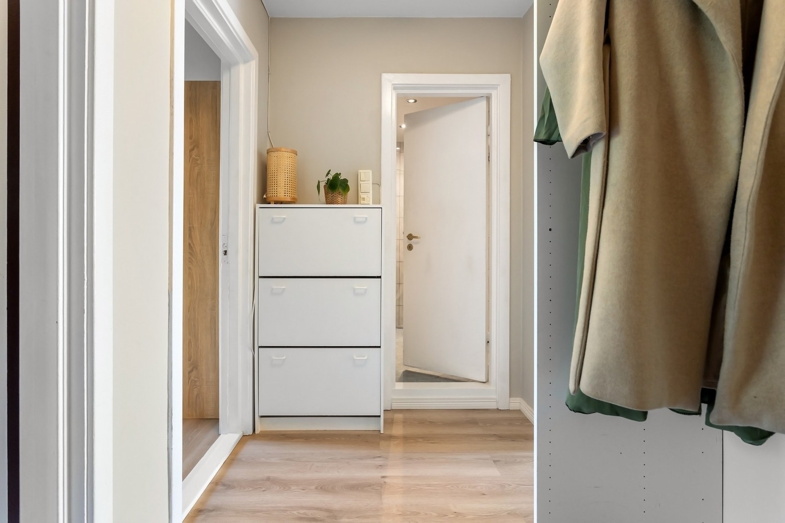 Entréen gir et godt førsteinntrykk av leiligheten med moderne lyse vegger. Galleribilde