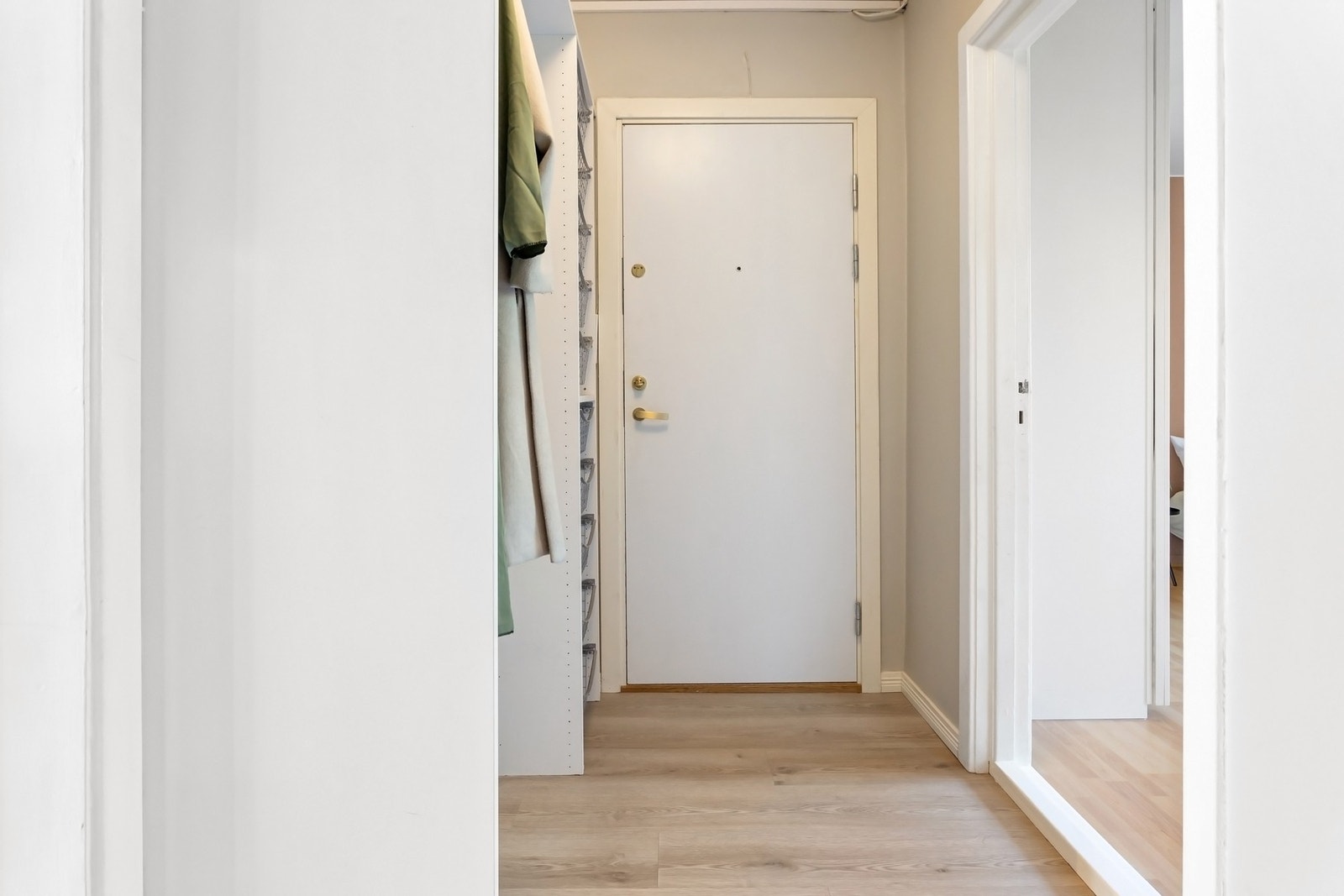 Rommet gir fin plass til oppbevaring av sko og klær i garderobeskap. Galleribilde