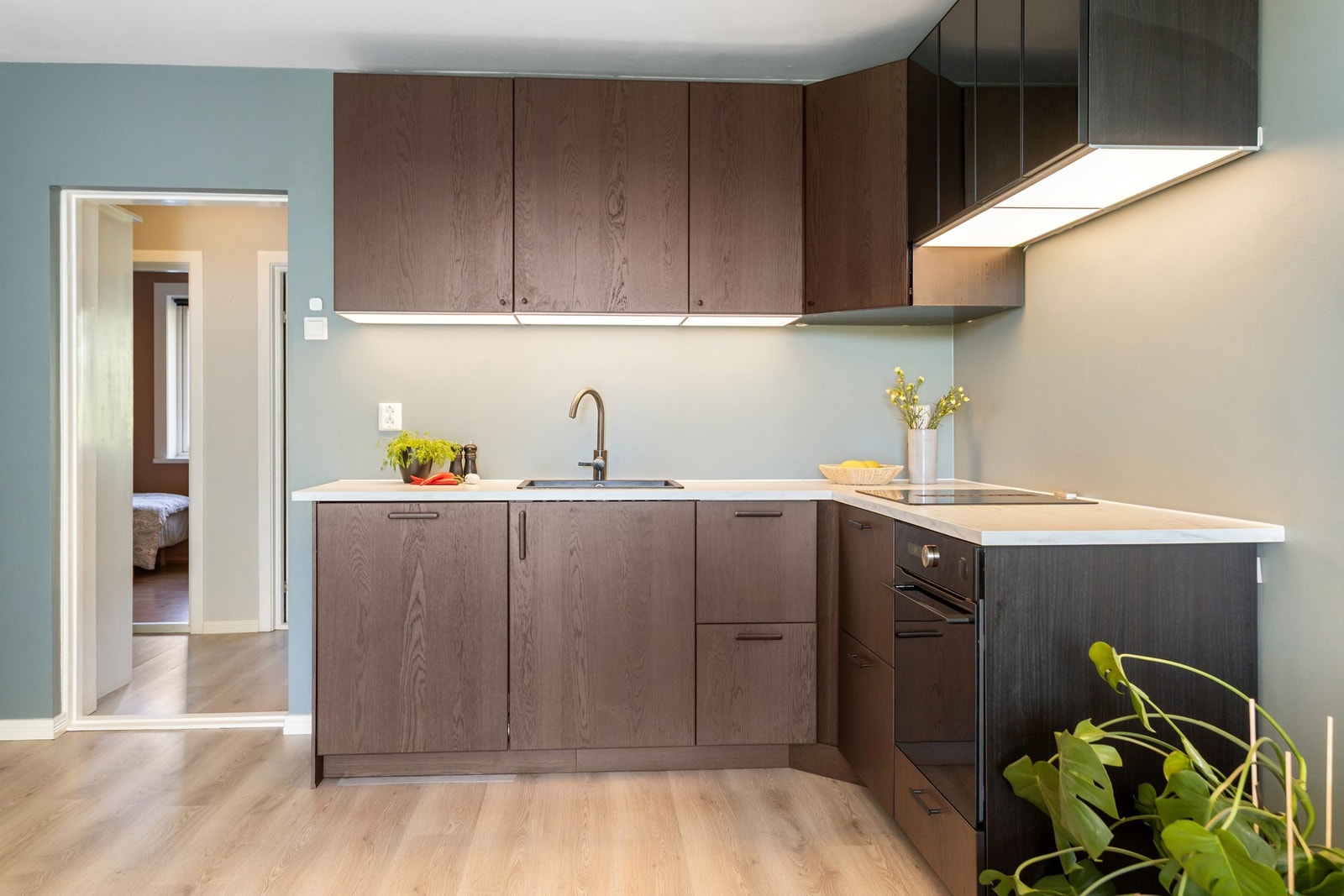 Godt utnyttet planløsning, sosial sone med åpen stue- og kjøkkenløsning. Galleribilde