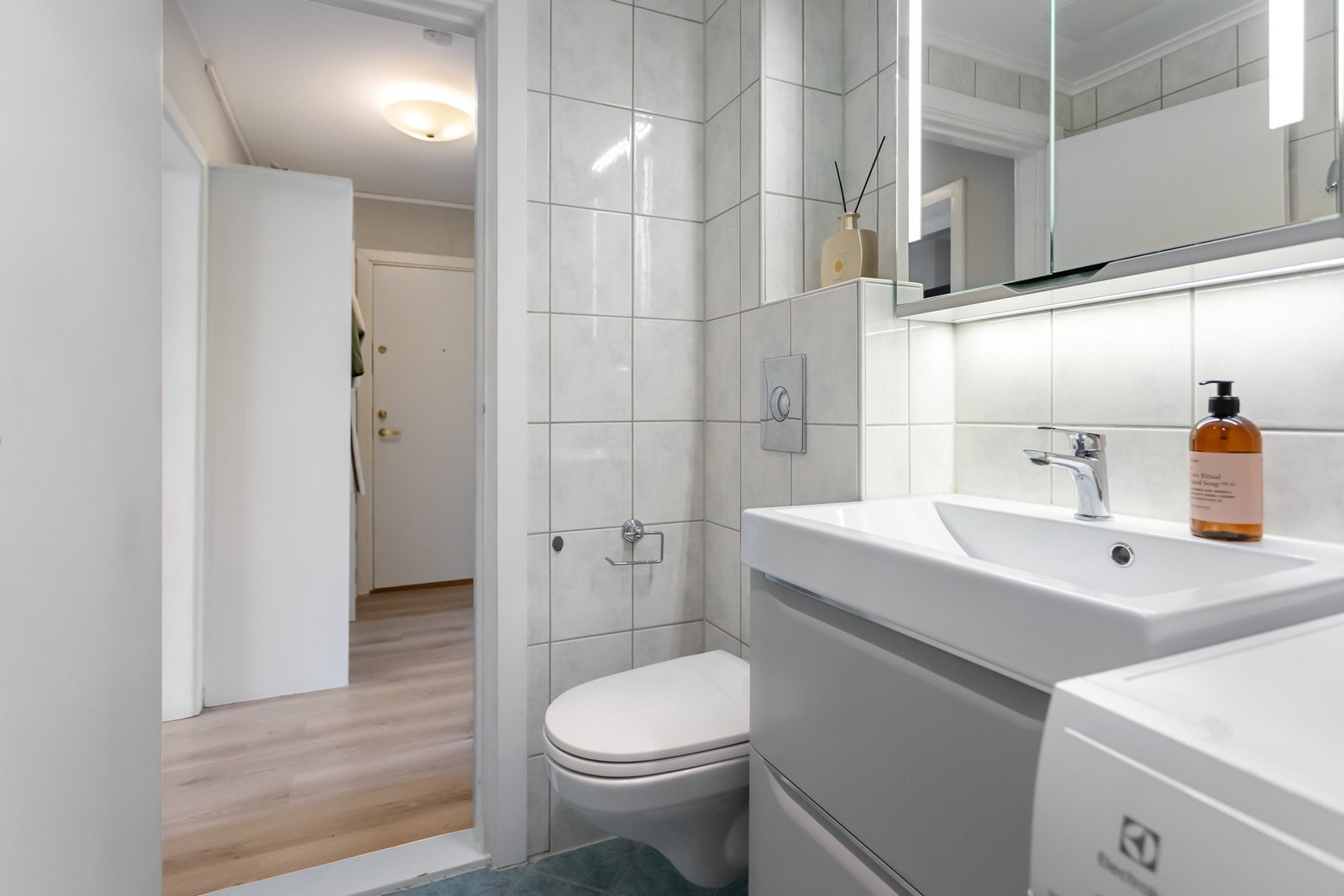 Pent flislagt baderom fra 2006 med varmekabler og downlights. Badet ble rehabilitert i regi av aksjelaget. Galleribilde