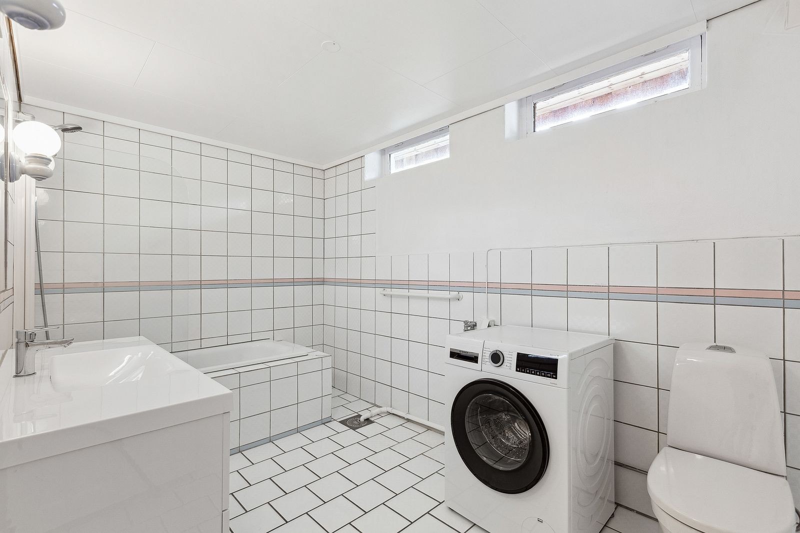 Stort bad med badekar/dusj og vaskemaskin Galleribilde