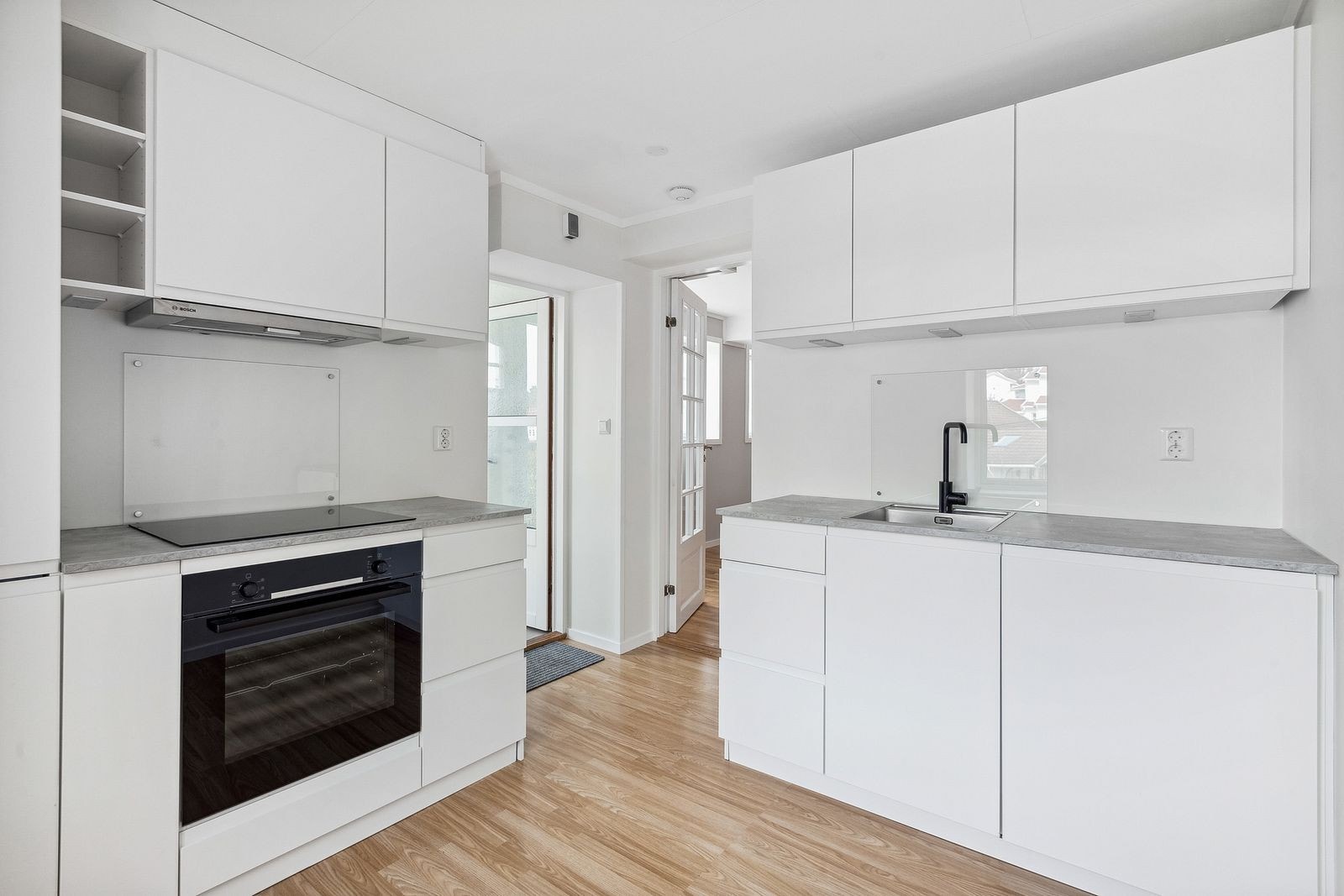 Kjøkkenet har mye skapplass og god plass til spisebord Galleribilde