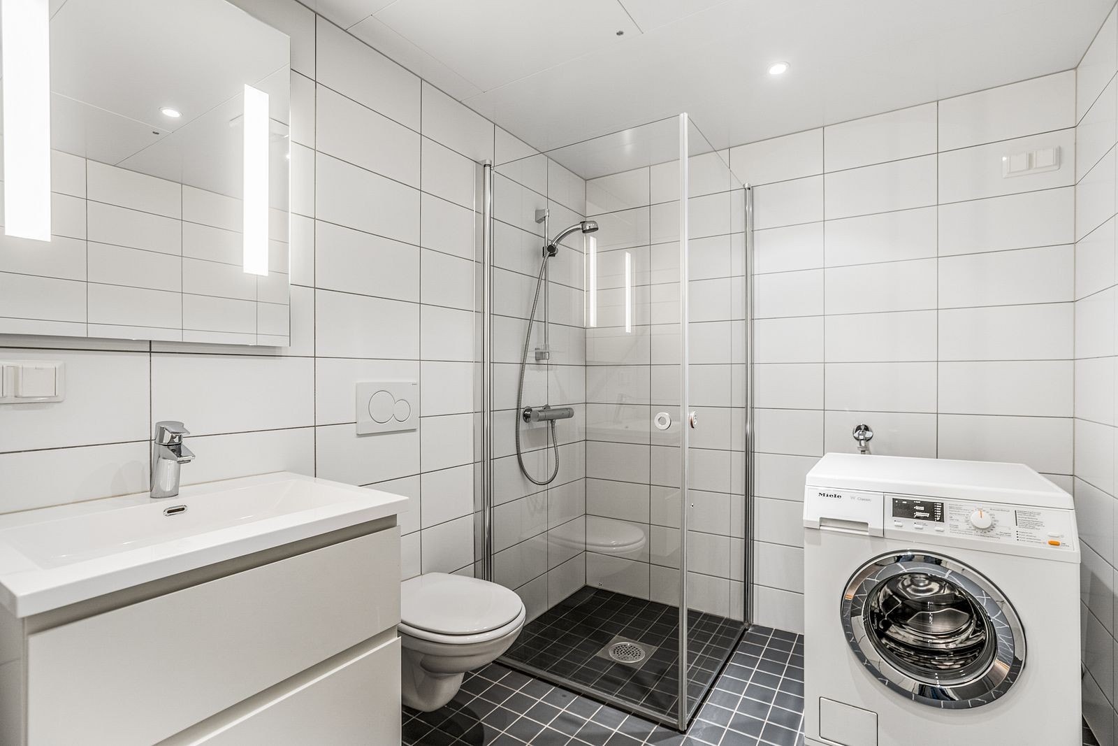 Romslig baderom med vaskemaskin Galleribilde