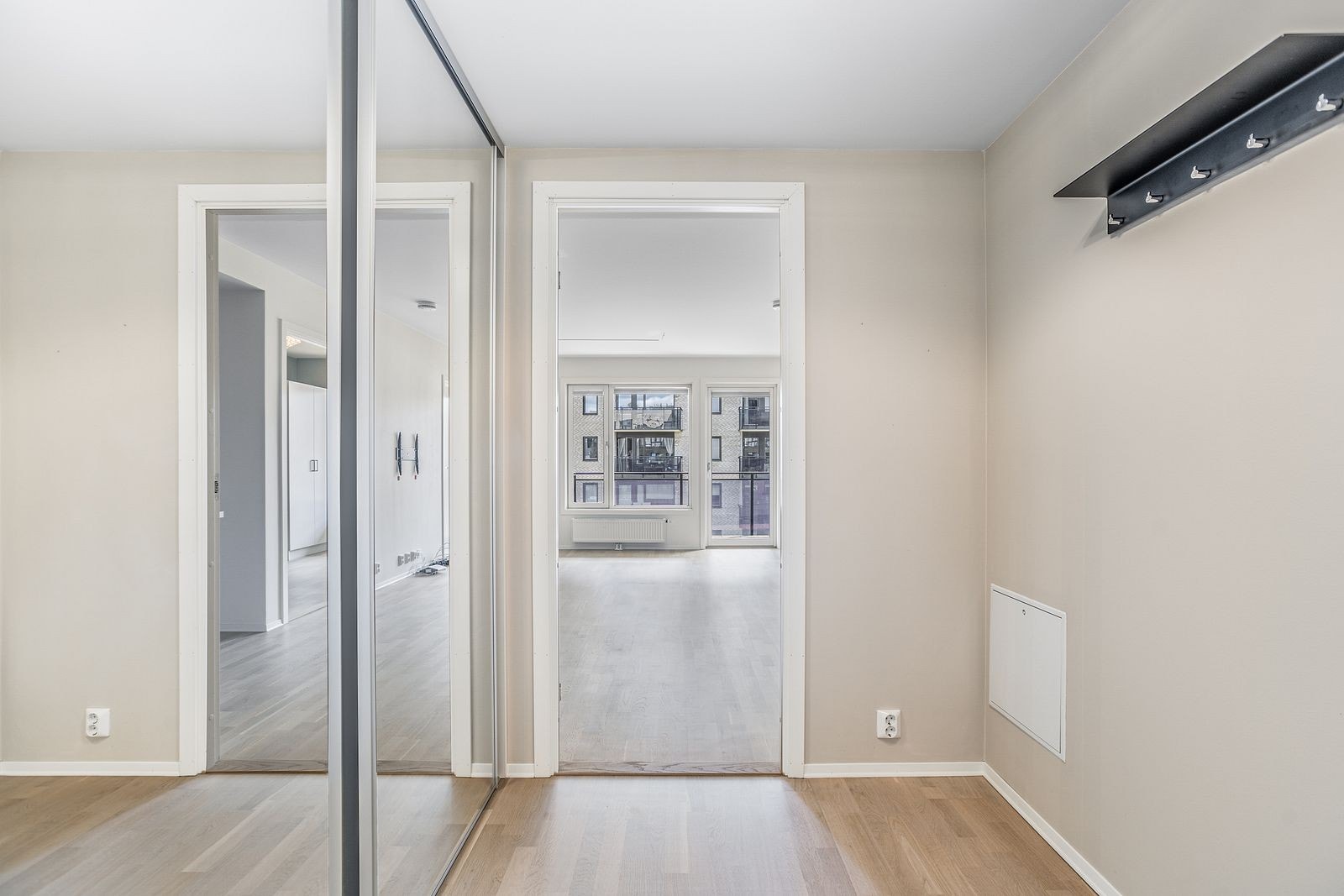 Entré med skyvedørsgarderobe Galleribilde