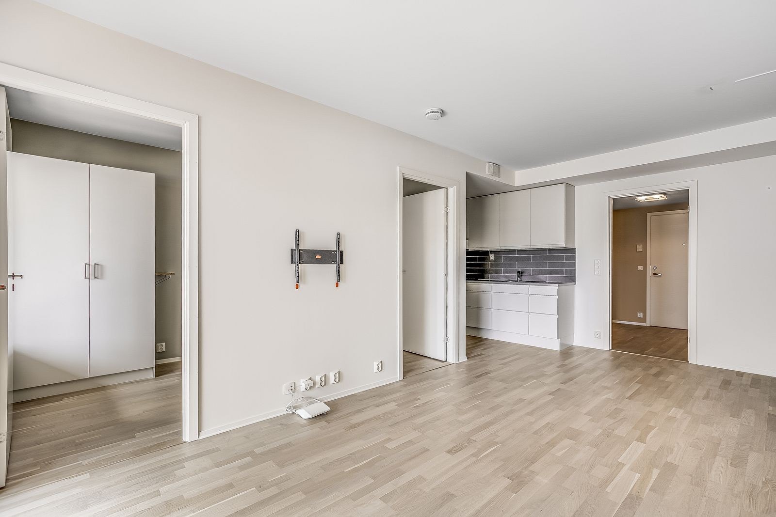 Åpen stue-kjøkken løsning med utgang til balkong Galleribilde