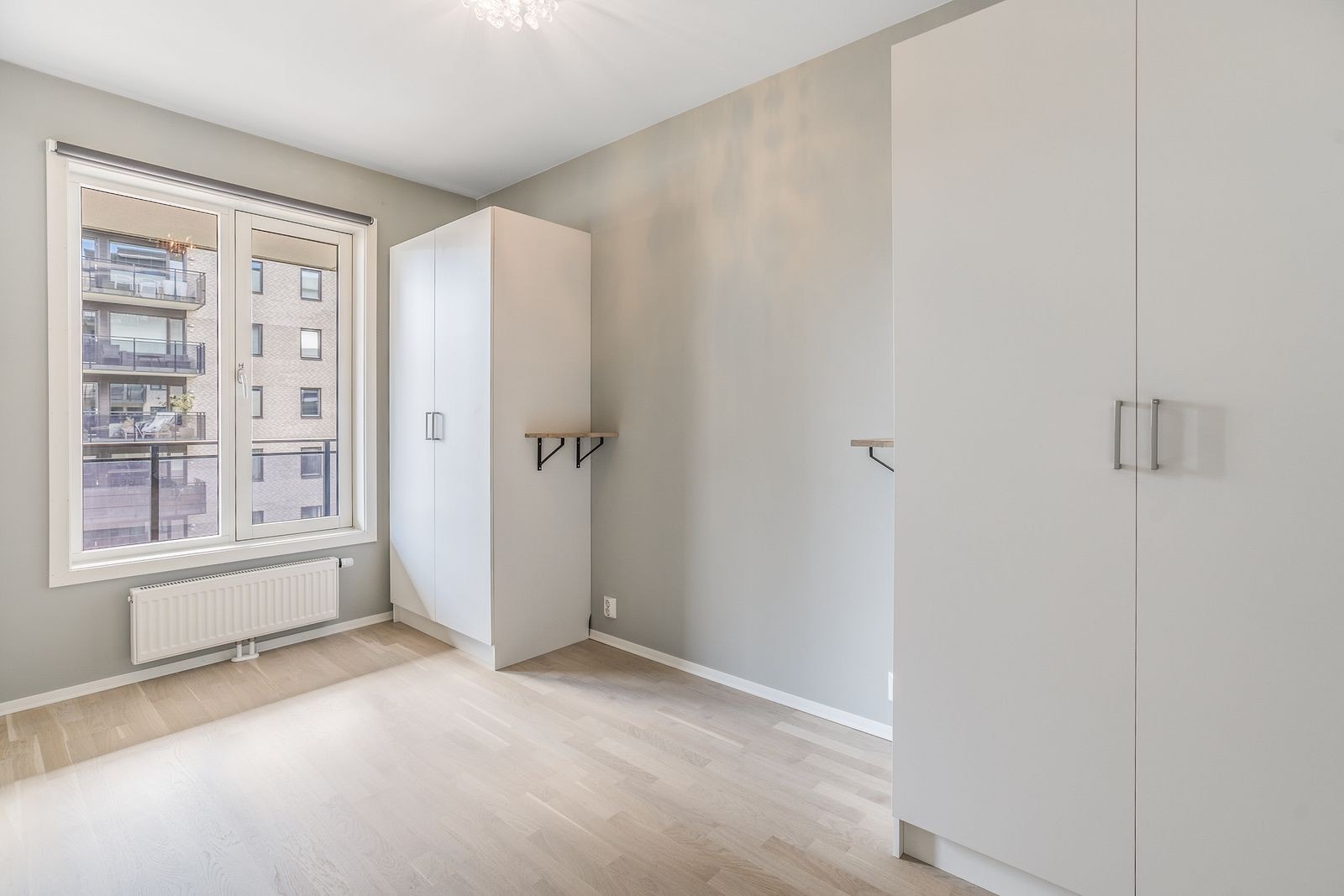 Soverom med skap på hver side Galleribilde