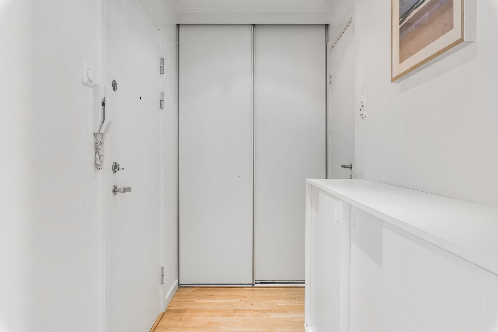 Gang med skyvedørsgarderobe. Galleribilde