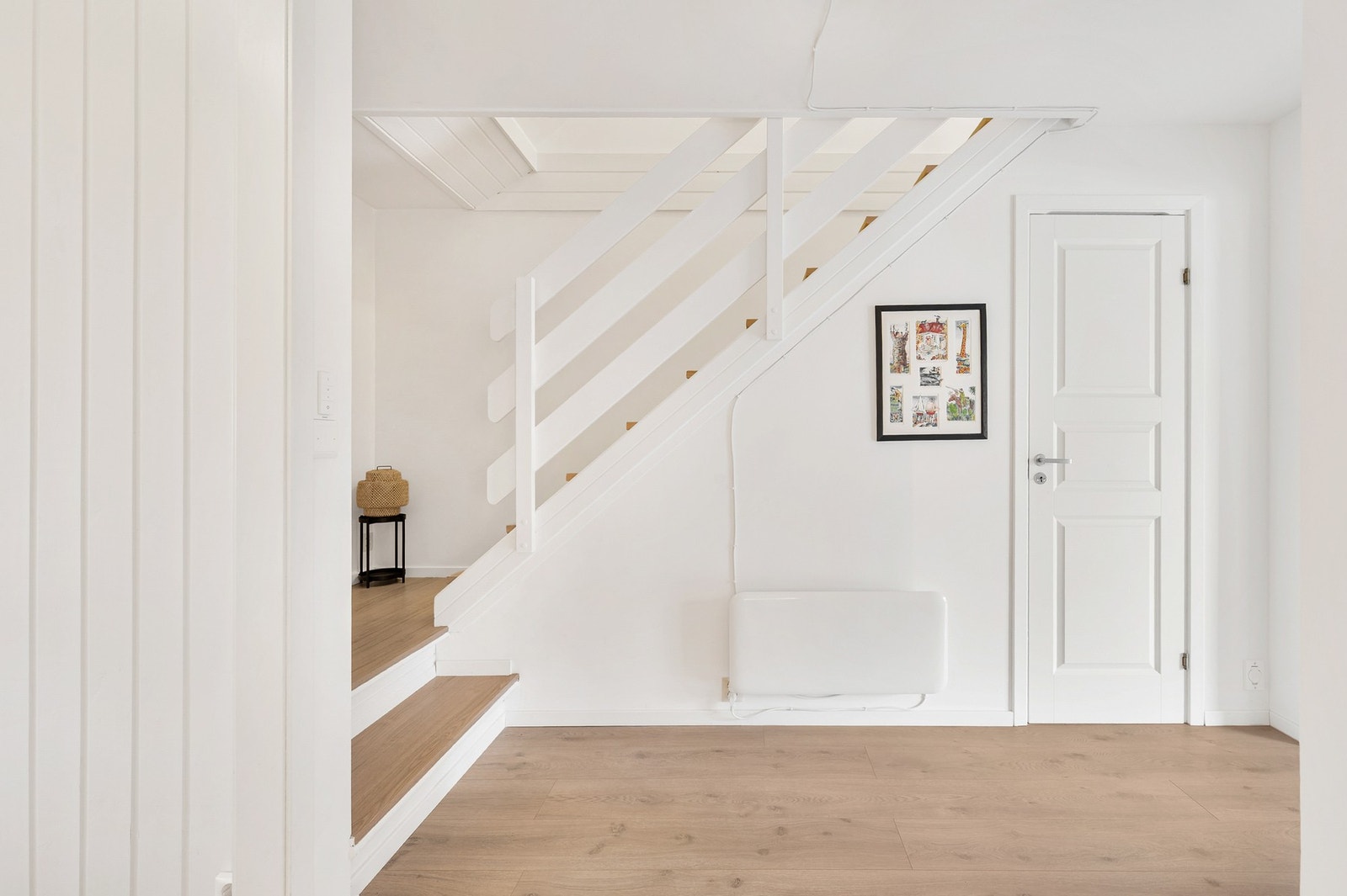 I gangen i 1. etasje er det adkomst til en innvendig lagringsbod. Galleribilde