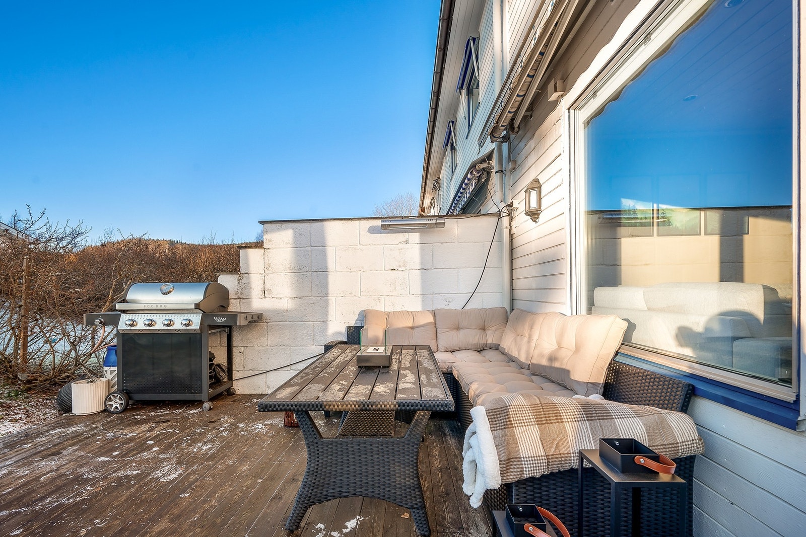 Markterrasse på 26 m2 med adkomst fra stuen. Utstyrt med varmelampe og elektrisk markise. Galleribilde