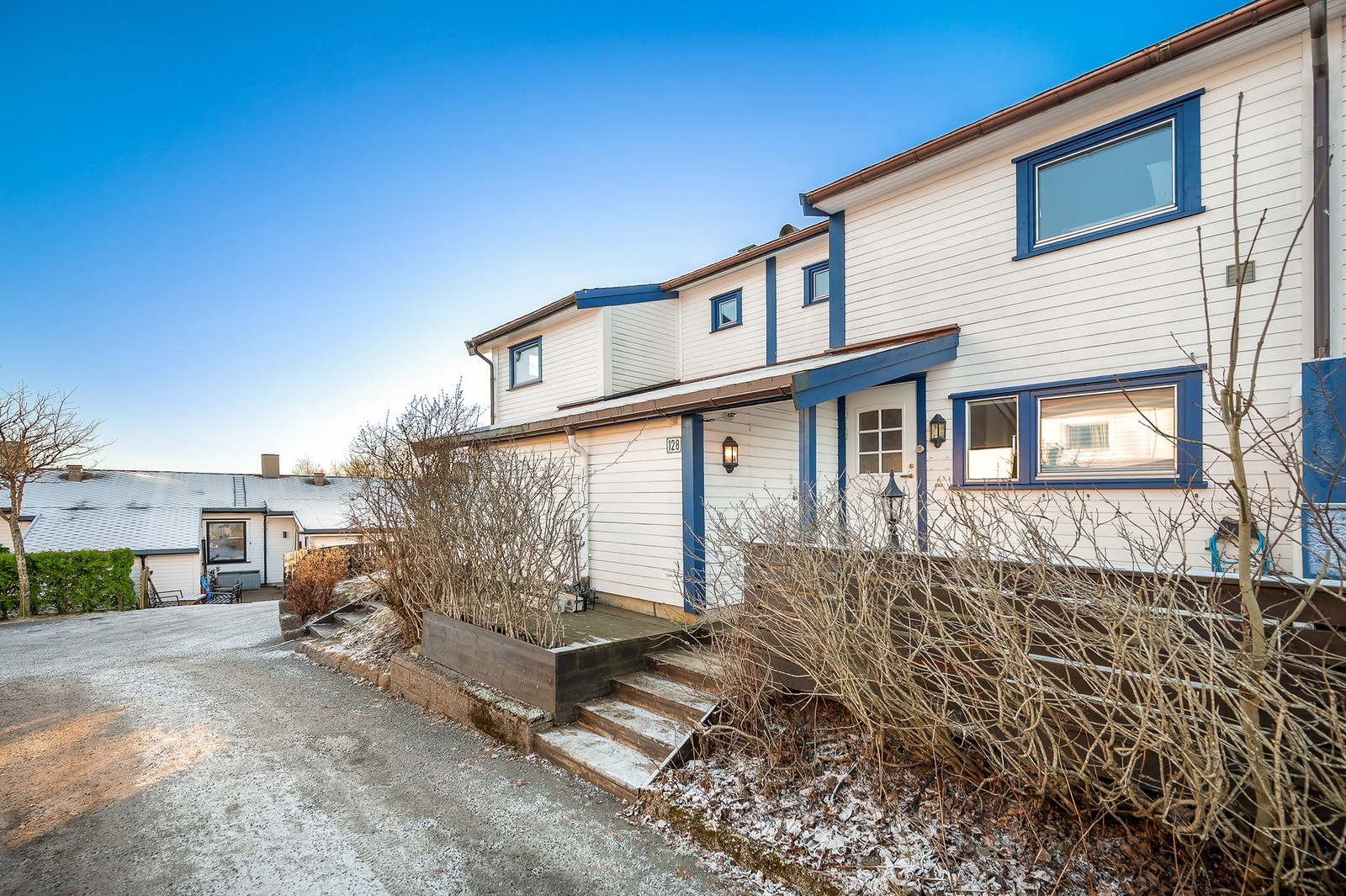 Pent opparbeidet inngangsparti med utvendig lagringsbod på 5 m2. Galleribilde