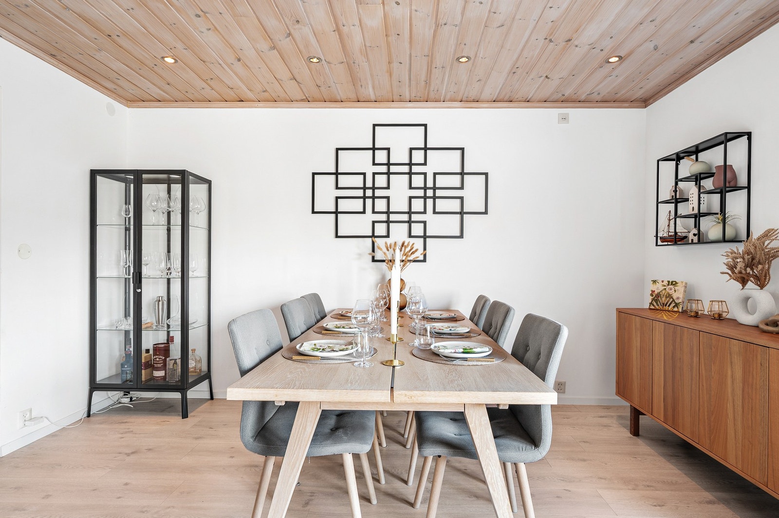 Trivelig spisestuedel med plass til langbord. Galleribilde