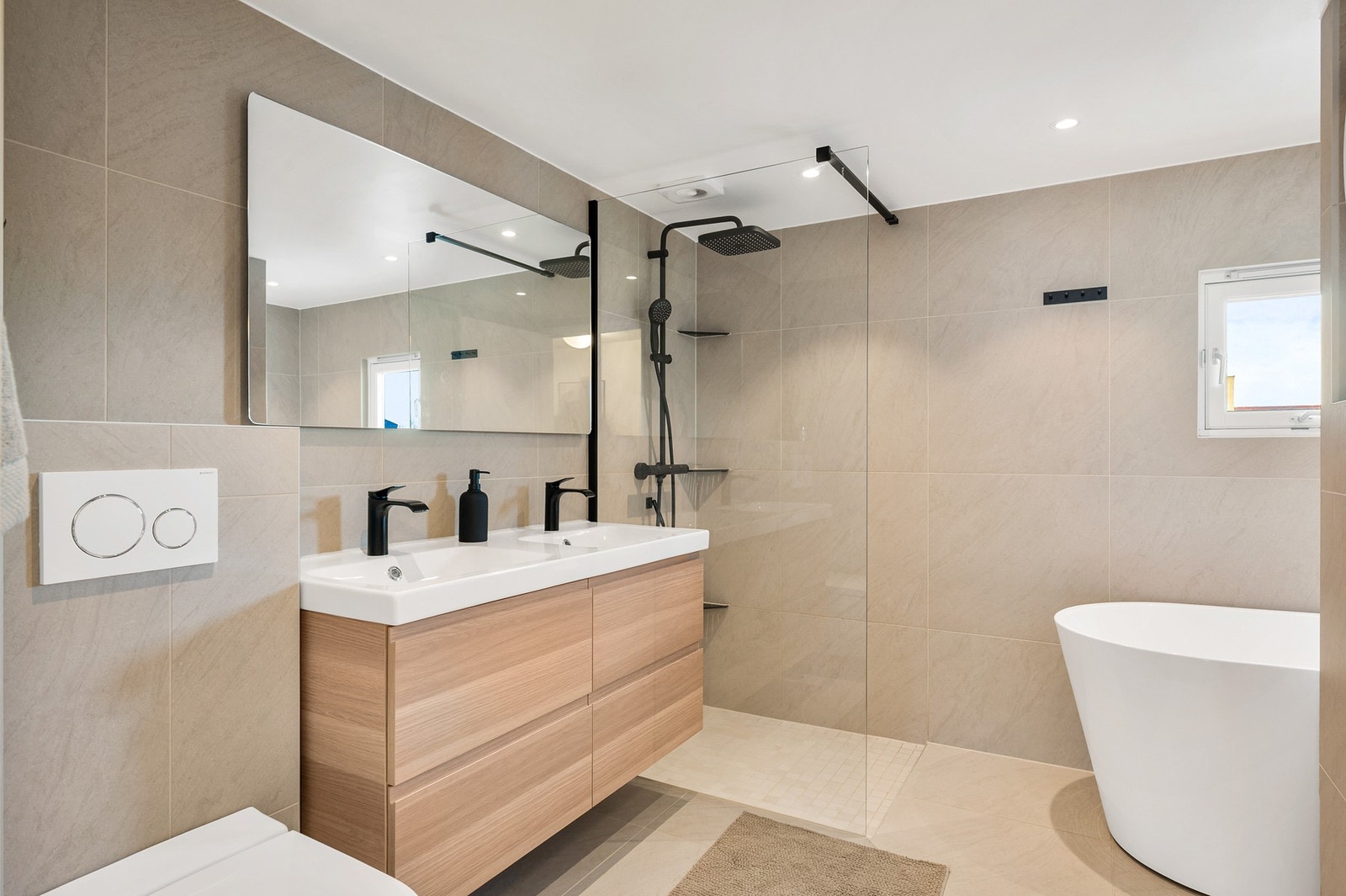 Delikat og moderne bad fra 2022 i 2. etasje. Flislagt gulv med varmekabler. Galleribilde