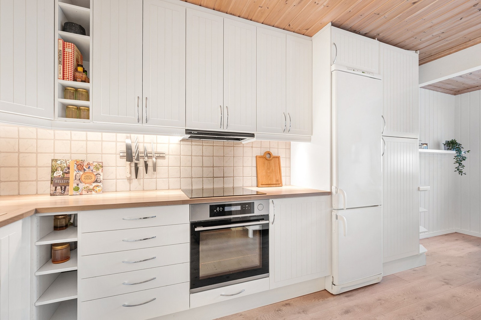 Kjøkkenet har lyse, tidløse fronter og fremstår som velholdt. Galleribilde