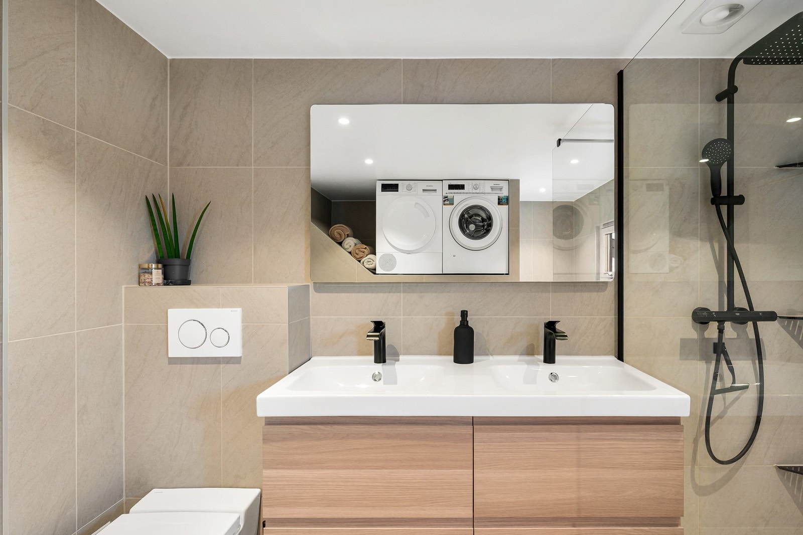 Lekker dobbel servant, vegghengt toalett og dusjhjørne med både hånddusj og regndusj. Galleribilde