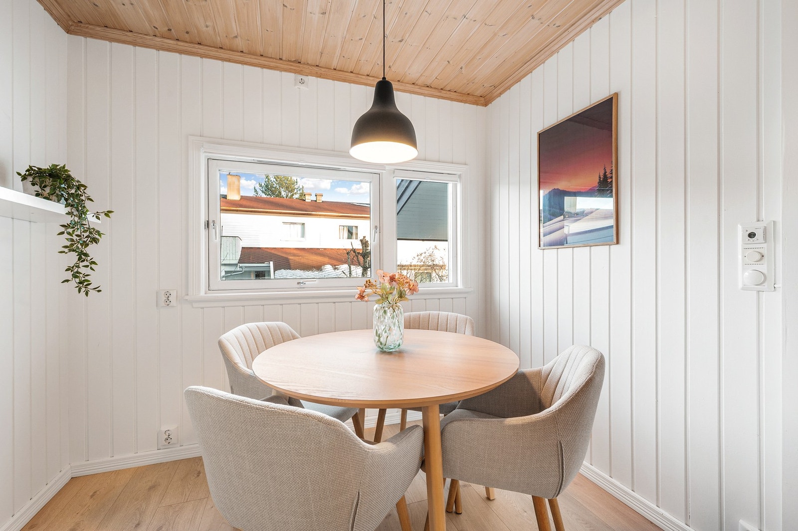 Koselig spiseplass med vindu mot nordøst. Galleribilde