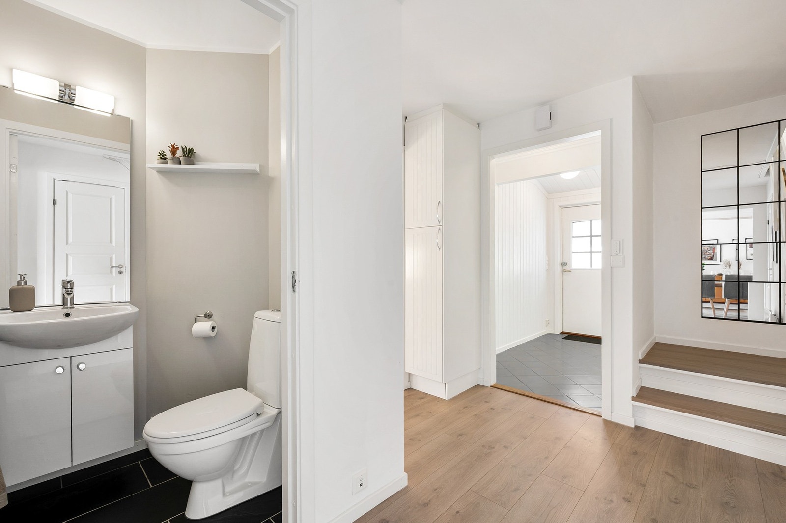 Gang mellom stue og kjøkken med adkomst til separat toalettrom. Galleribilde