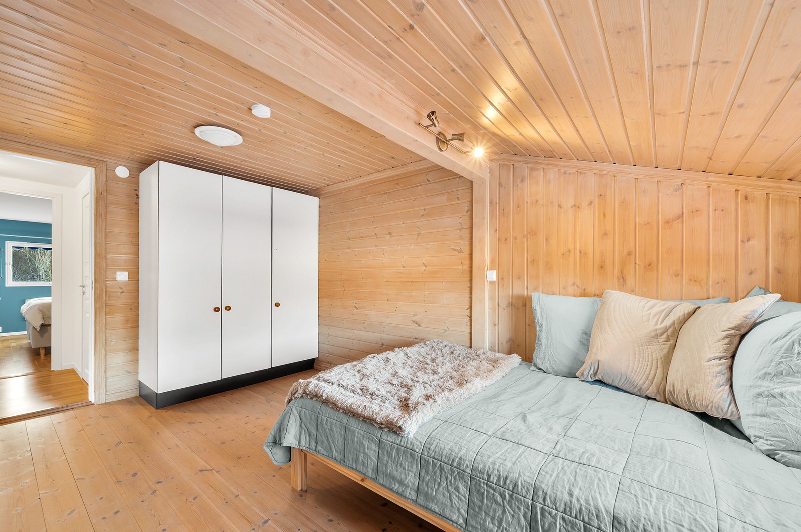 Soverom 3 med god plass til stor seng og garderobeløsning. Galleribilde