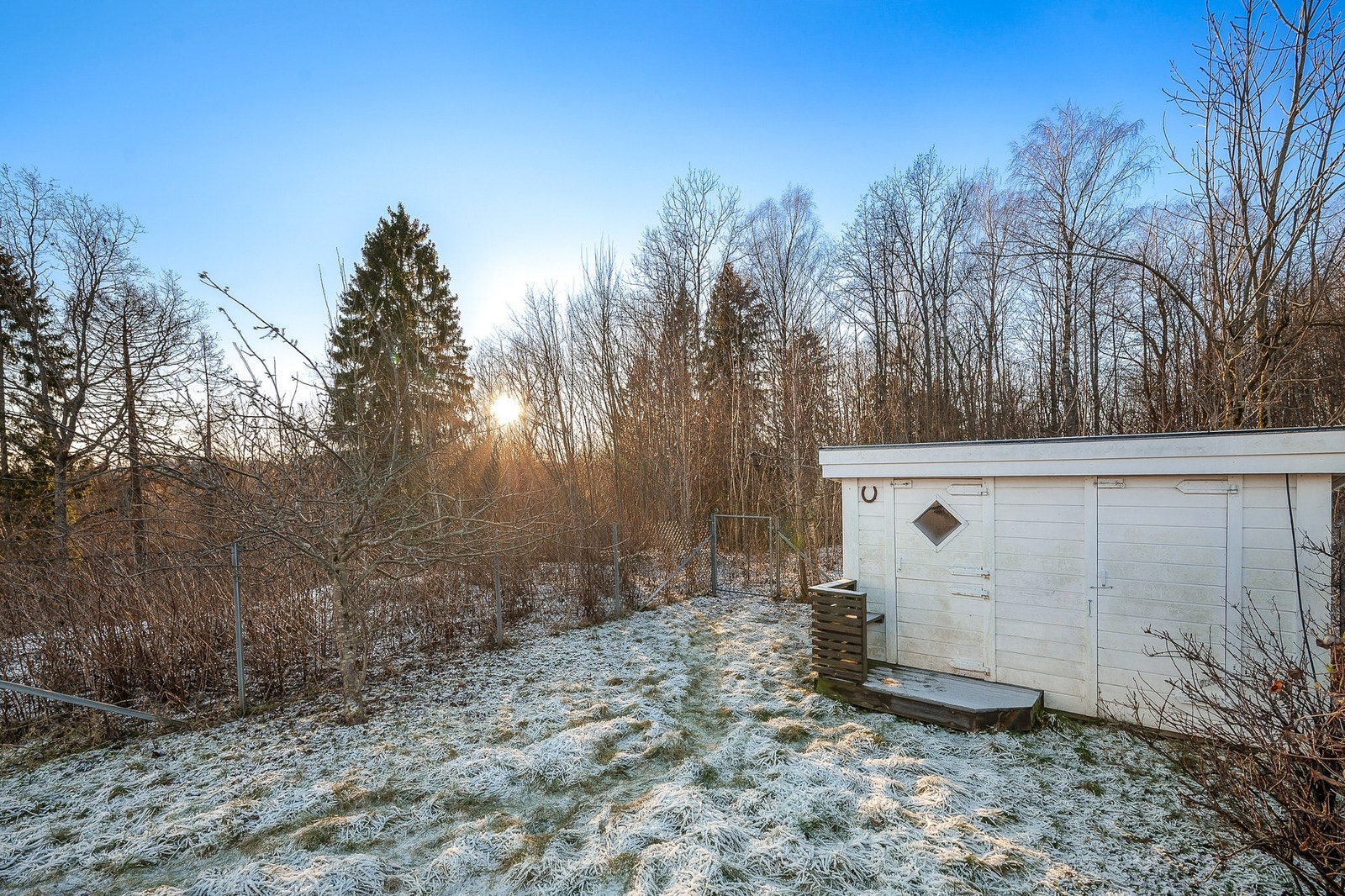 Utvendig lagringsbod i hagen. En del av hagen leies av nabotomtens grunneier, se salgsoppgave for detaljer. Galleribilde