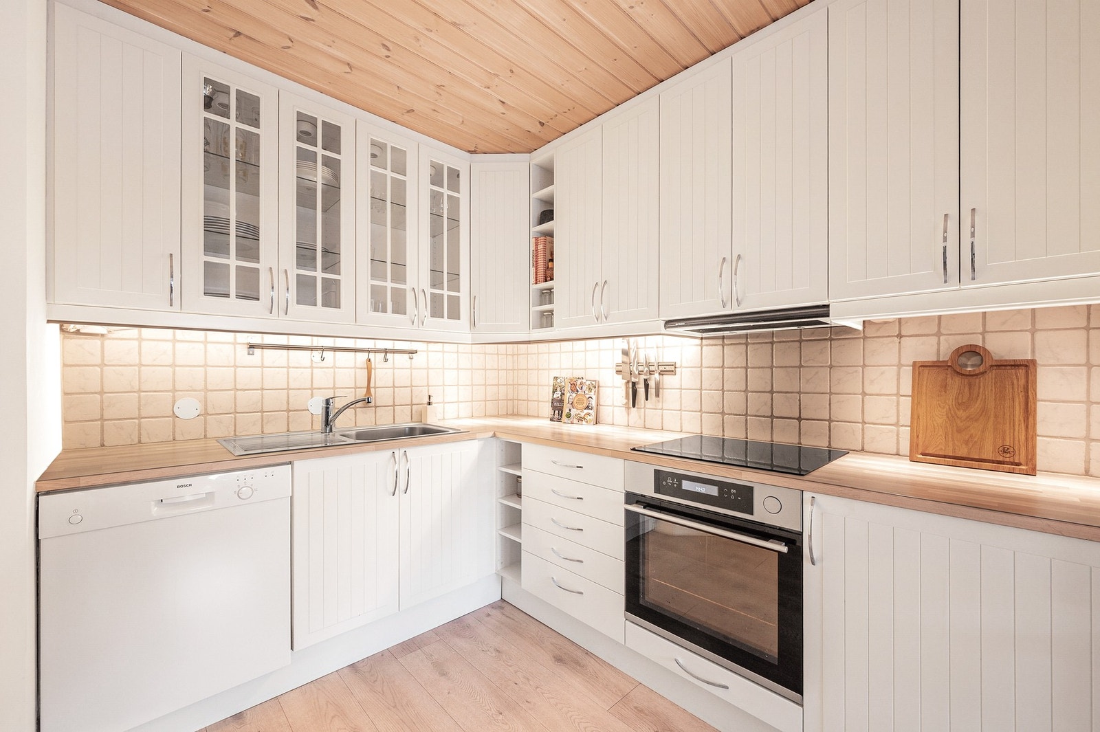 Stort og praktisk kjøkken med mye skap- og benkeplass. Galleribilde