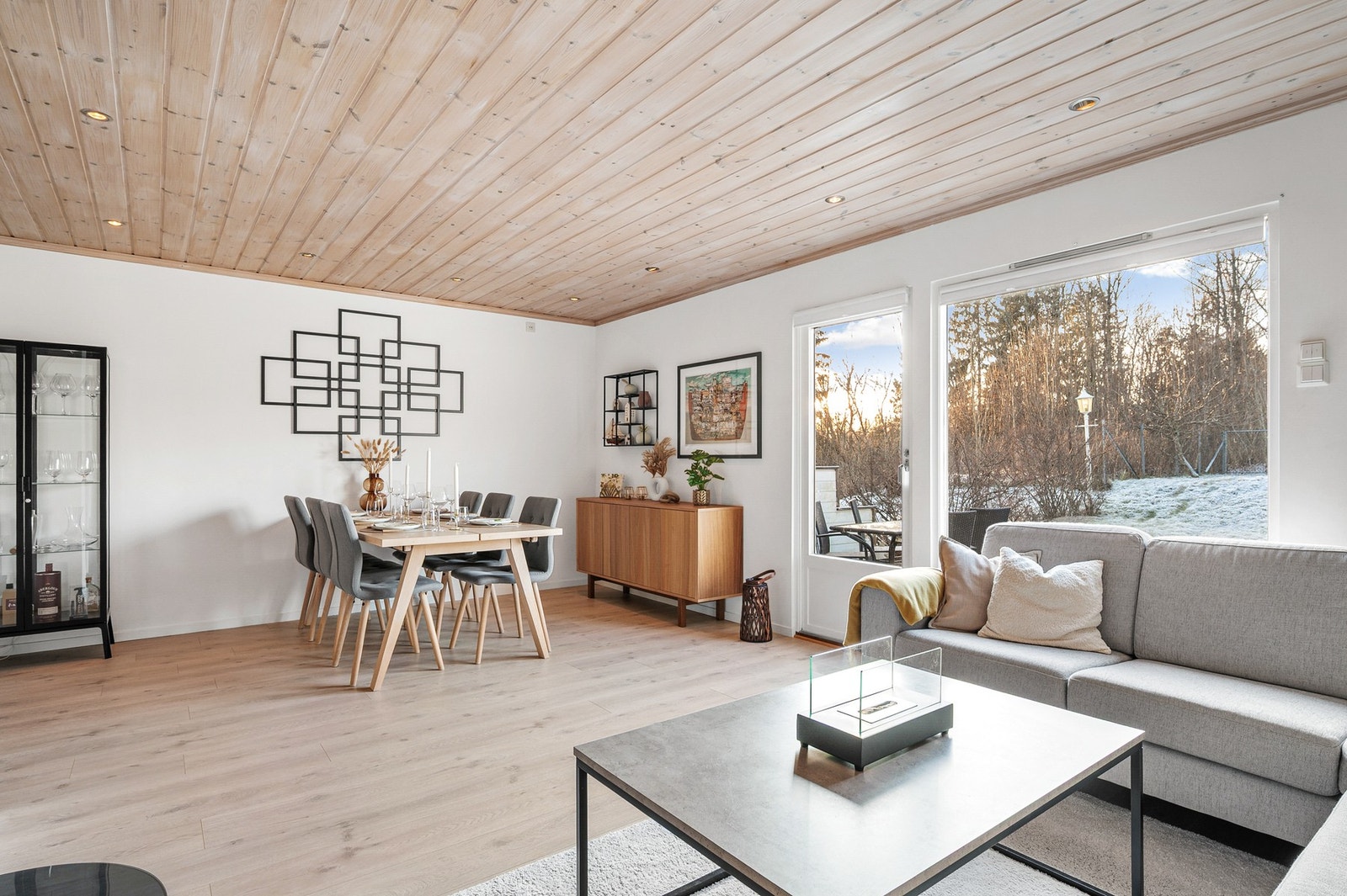 Utgang fra stuen til sydvestvendt hage med fantastiske solforhold. Galleribilde