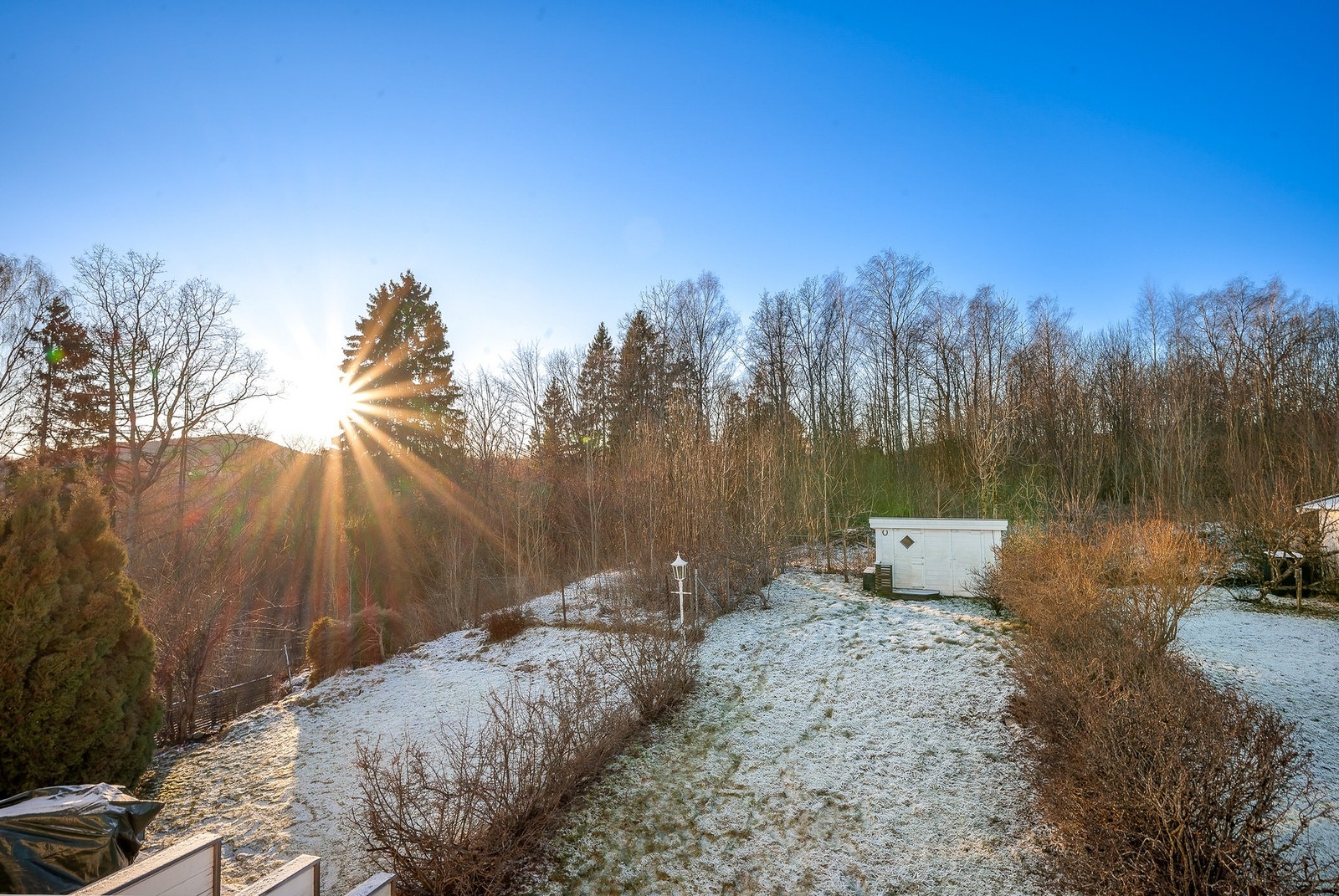 Boligen har en fantastisk hage som vender mot sydvest. Om sommeren kan solen nytes fra ca. kl. 11 til sen kveld. Galleribilde
