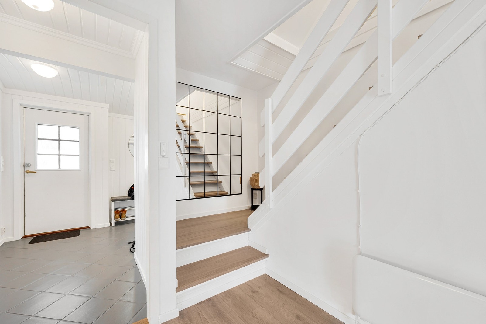 Gangen er også tilknyttet entré og trapp til 2. etasje. Galleribilde