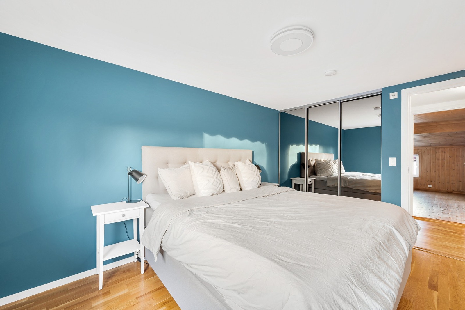 Rommet har en stor skyvedørsgarderobe. Galleribilde