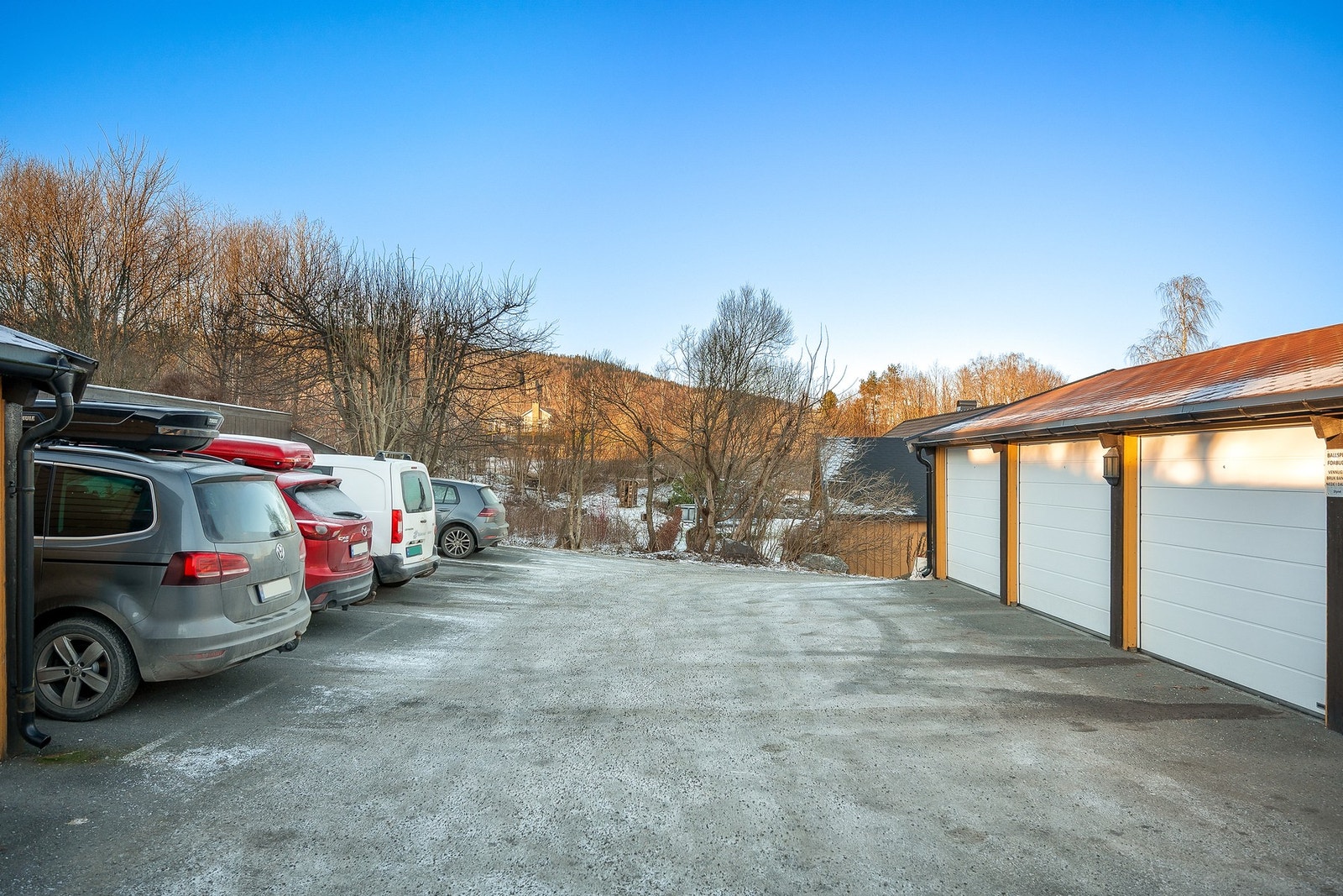 Boligen disponerer egen garasje i felles rekke. Det er også rikelig med gjesteplasser på felles tomt. Galleribilde