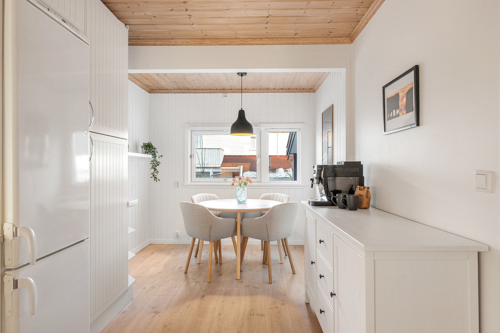 Boligen er bygget ut, noe som gir ekstra god plass bl.a. på kjøkkenet. Galleribilde