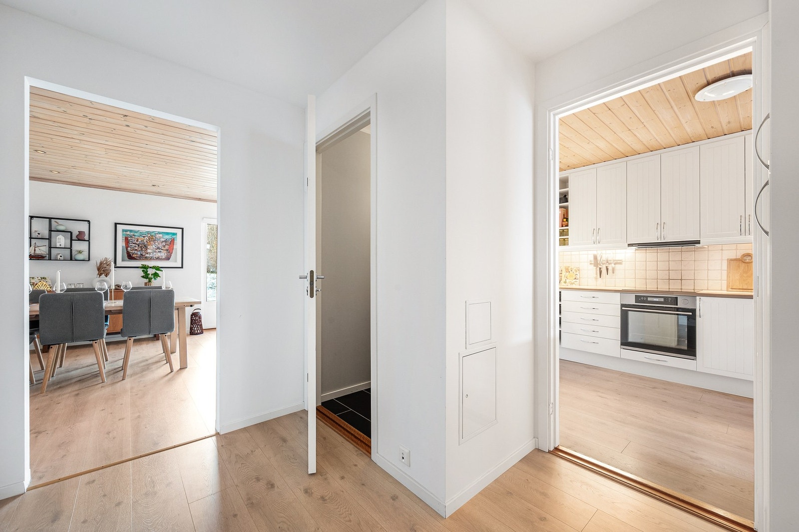 I gang mellom stue og kjøkken finner du et separat toalettrom. Galleribilde