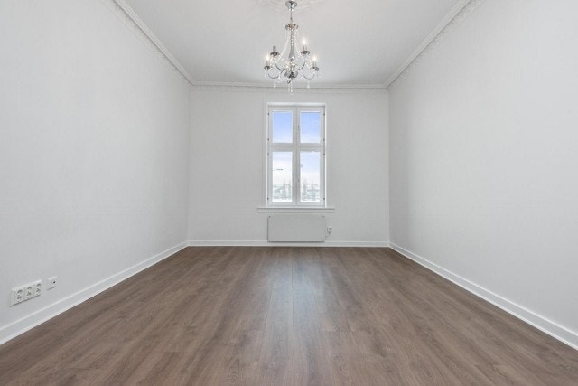 stue som også kan brukes som soverom. God pklass til sofa og medfølgenede møblement. Galleribilde