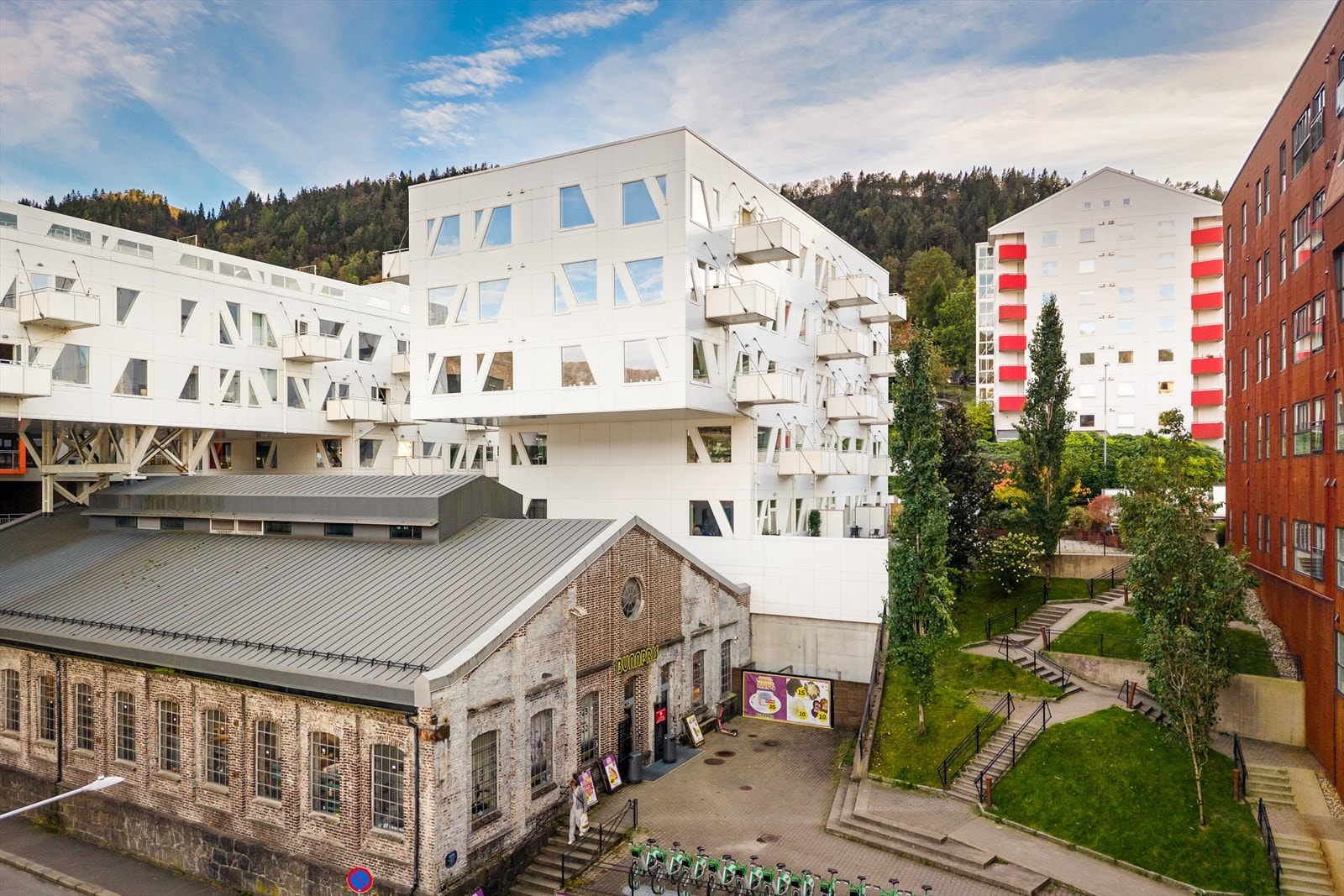 Bunnpris ligger som en del av sameiet, med tilkomst via flott grøntområde! Ellers har man Kiwi like bortenfor og Rema 100 rett over veien. Her står det ikke på alternativer. Galleribilde