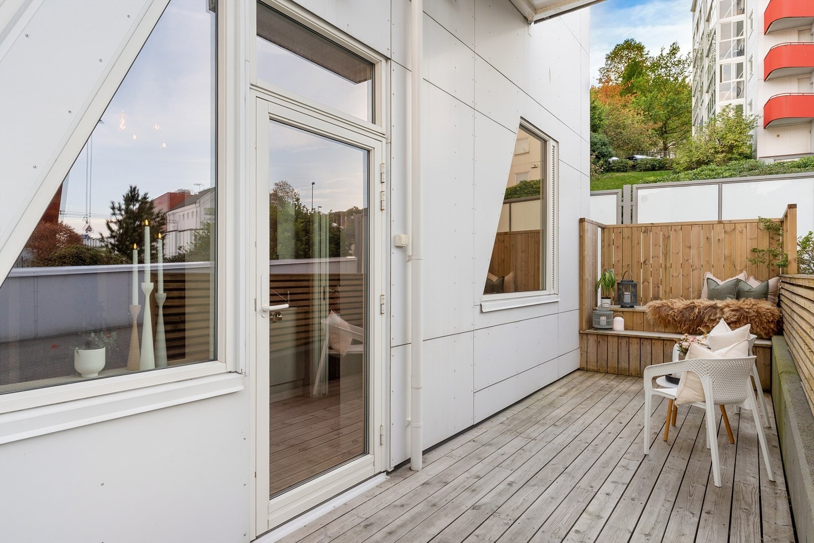 Uteplassen ligger fint og skjermet til! Galleribilde