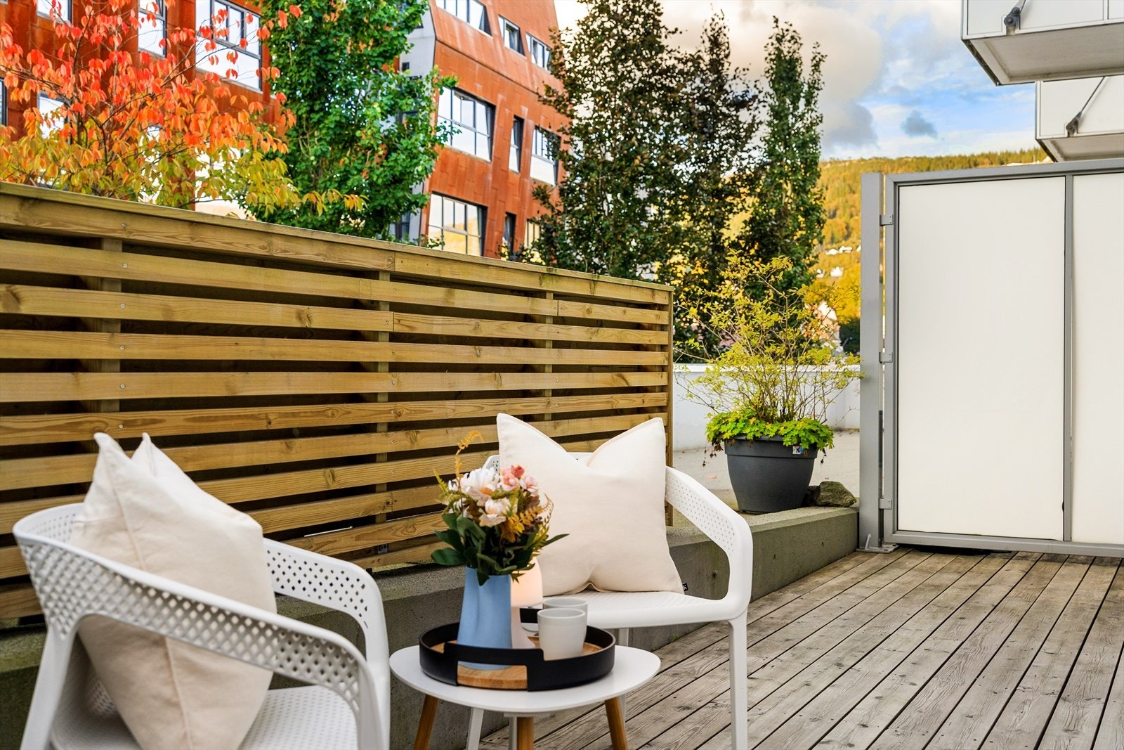 Man har god plass til spisebord ute om man skulle ønske det! Galleribilde