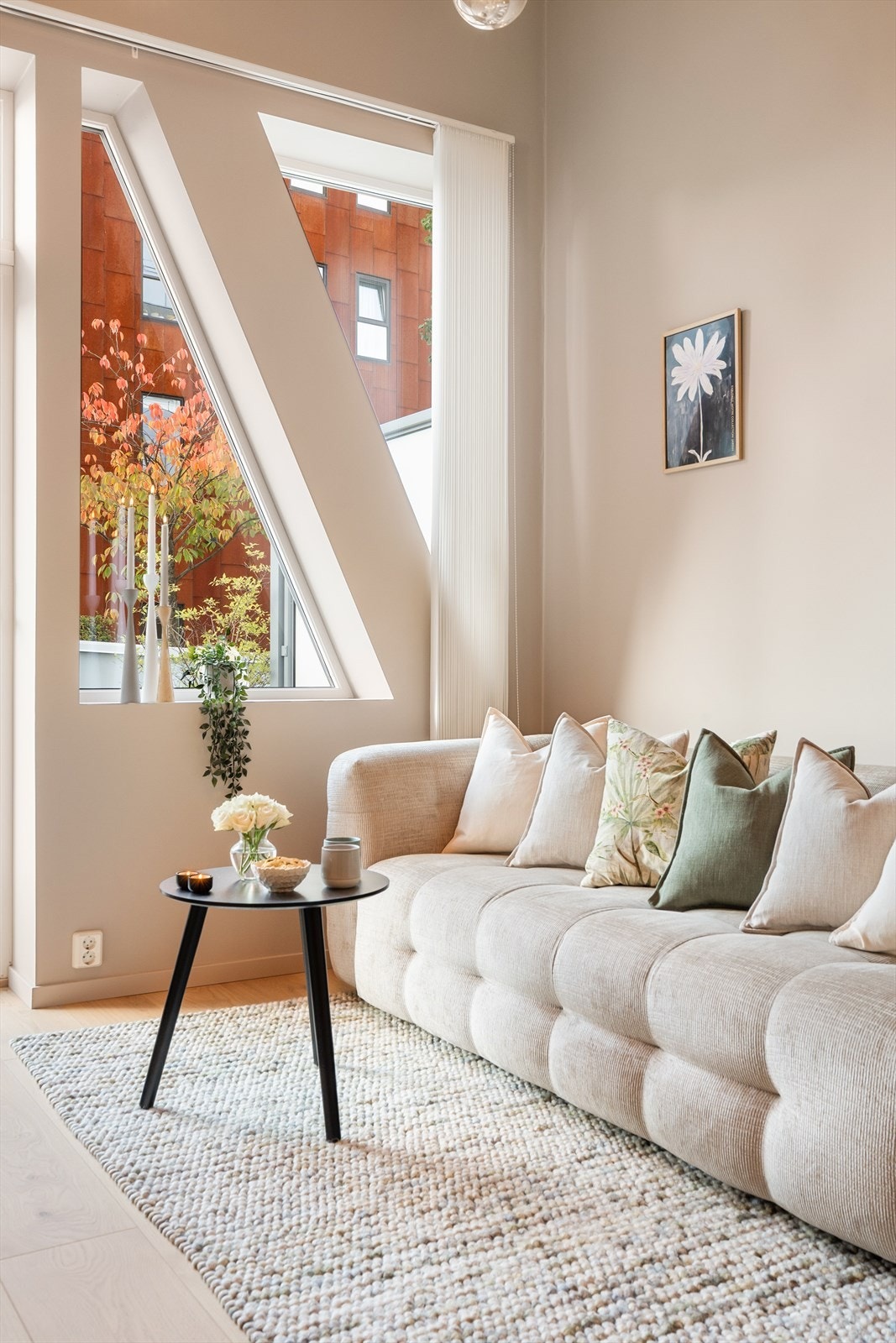 Fantastisk takhøyde på 3,3m, dette er en romfølelse man ikke får frem på bilde! Galleribilde