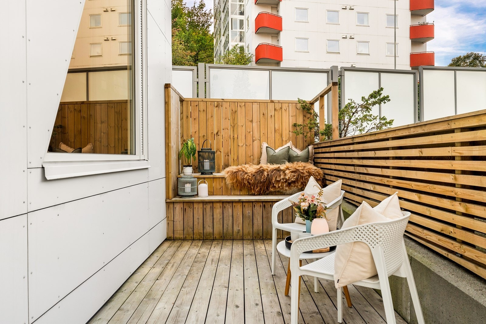 Uteområdet er oppgradert med terrase, plassbygget sittebenk og levegg. Galleribilde