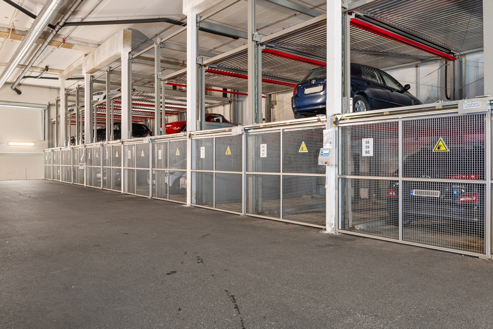 Eiere har forkjøpsrett på parkeringsplasser for salg. Det er pr. markedsføringstidspunkt garasjeplass for salg og for leie. Ved kjøp av garasjeplass betales det i tillegg kr 800,- per måned for felleskostnader til drift av garasjeanlegget. Galleribilde