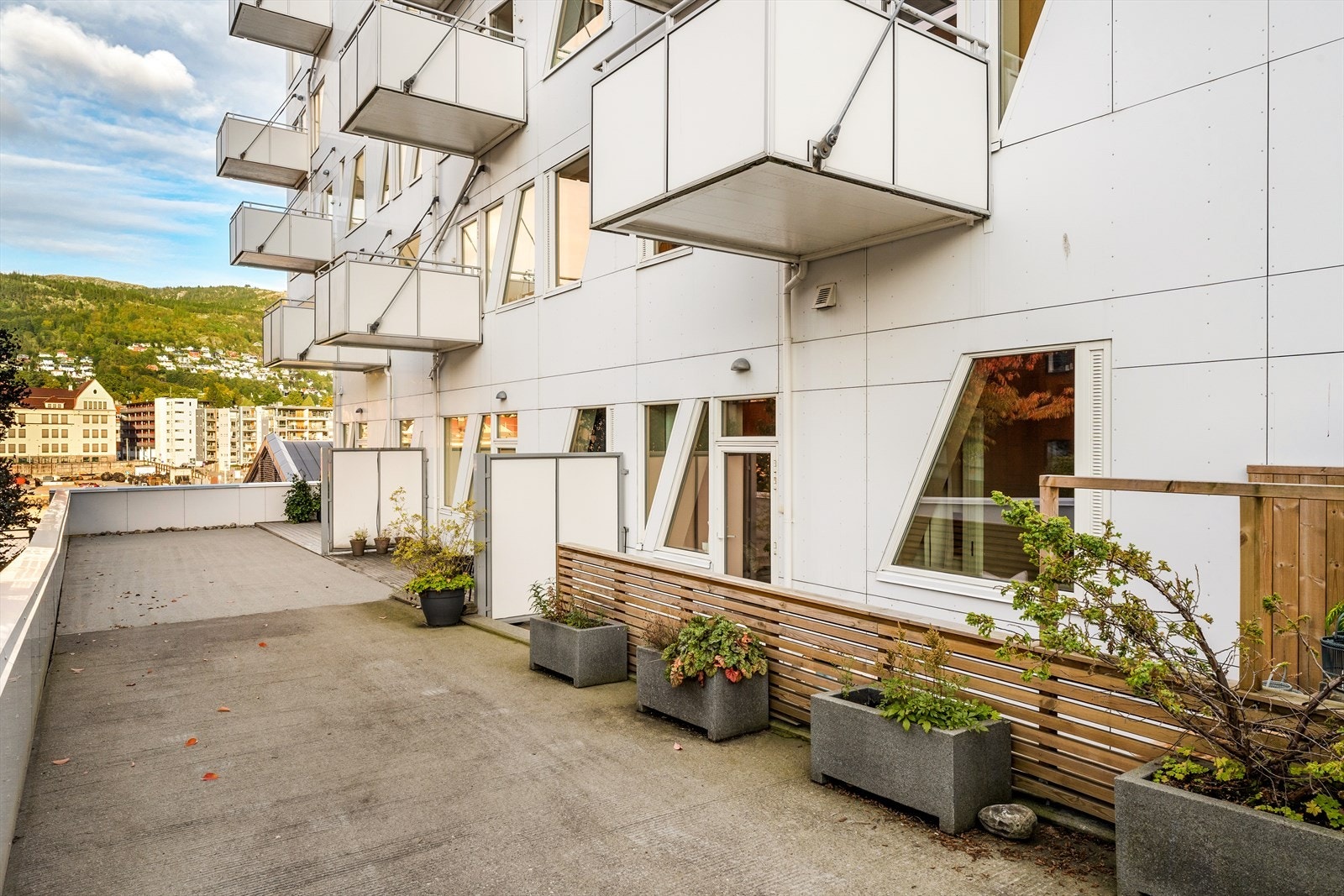 Det er kun tre leiligheter som har naturlig tilkomst til området i front. Galleribilde