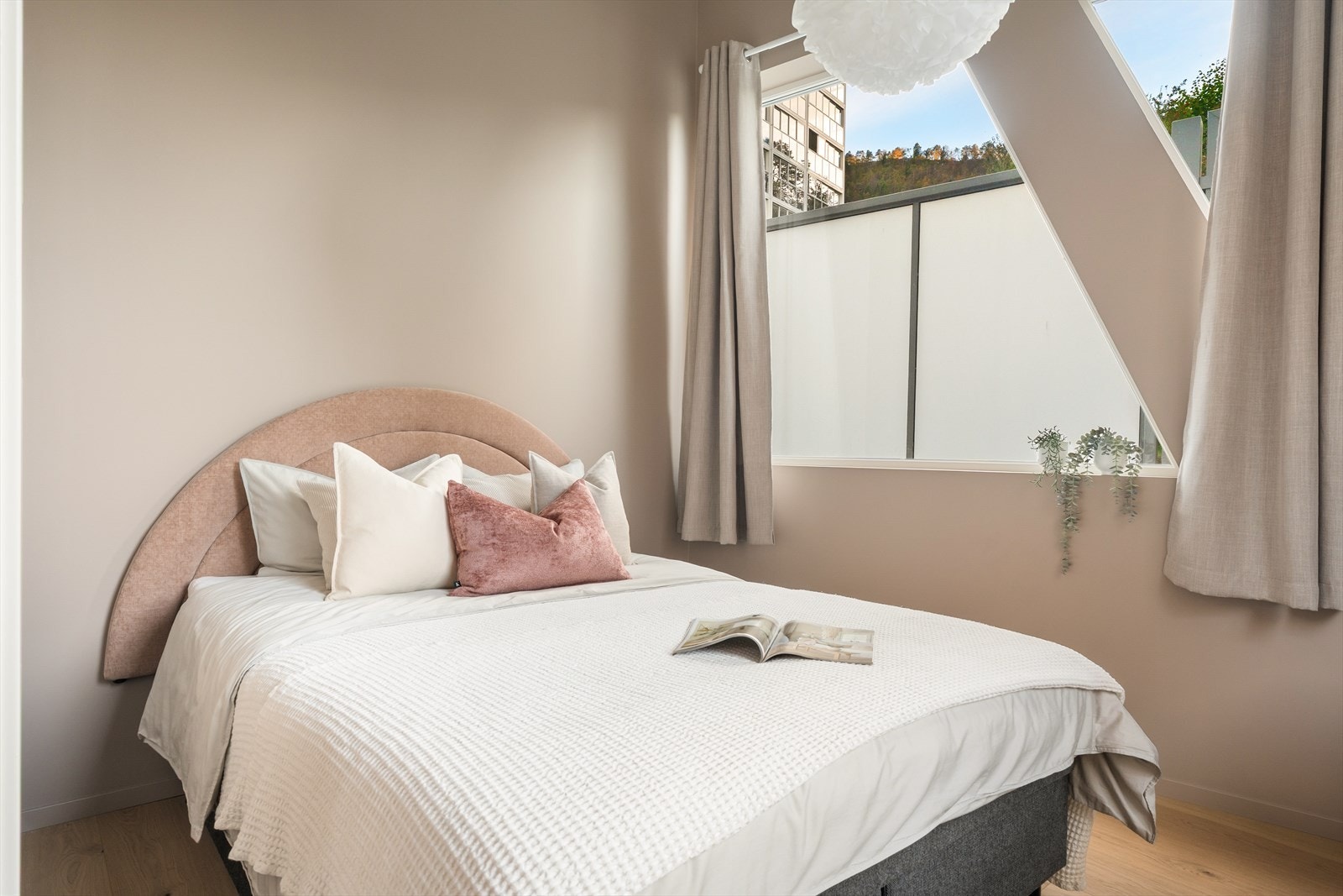 Soverommet måler ca 9 m², og har god plass til stor dobbeltseng. Galleribilde