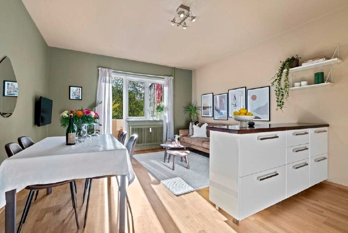 Stue mot balkong Galleribilde