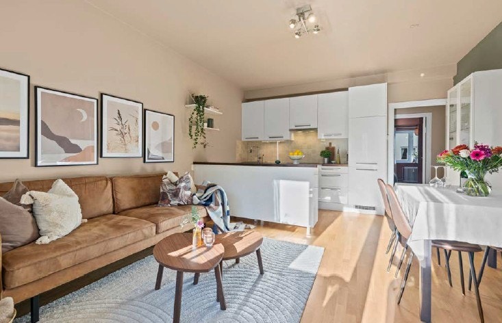 Stue mot kjøkken - umøblert. Galleribilde