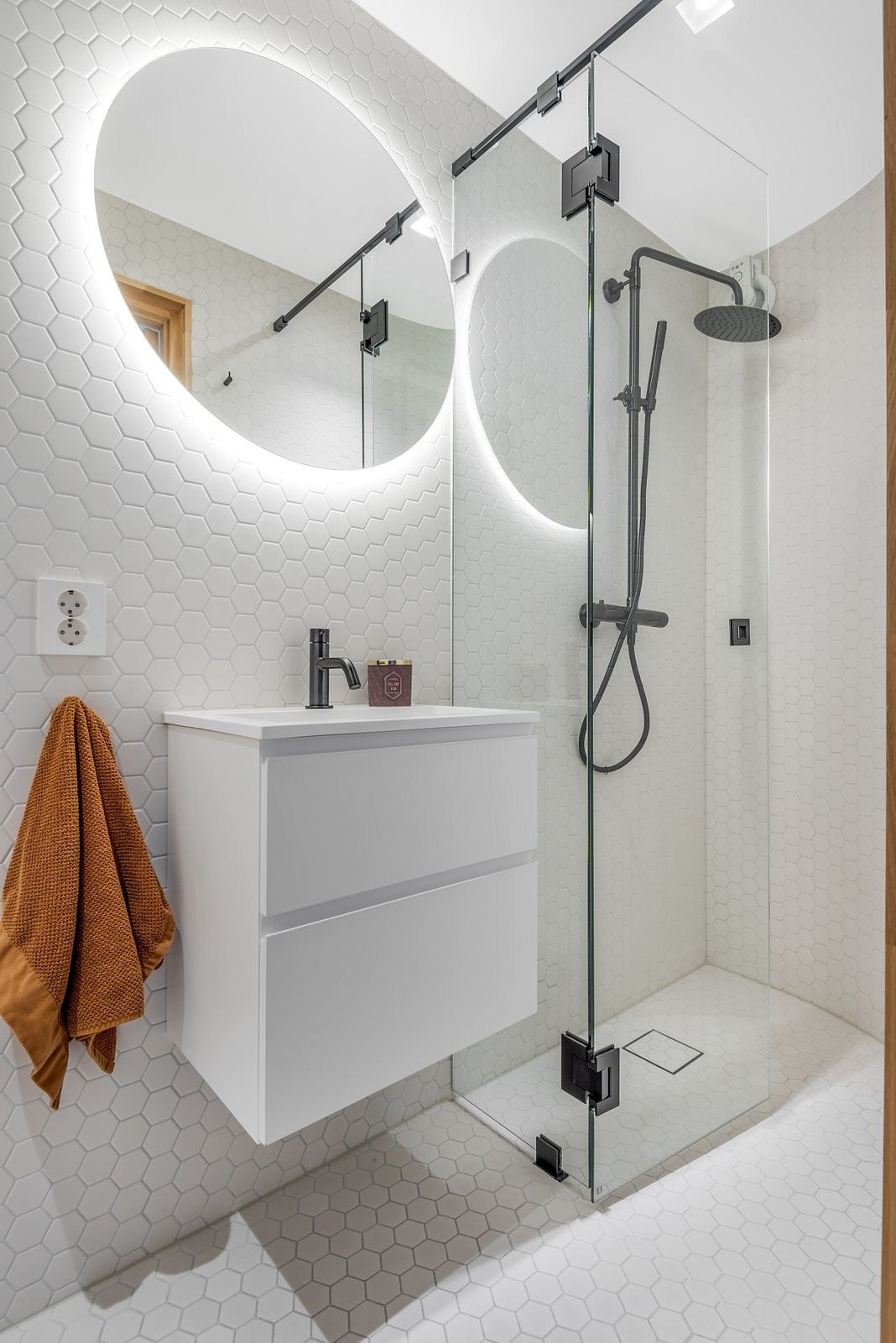 Stilrent flislagt bad Galleribilde